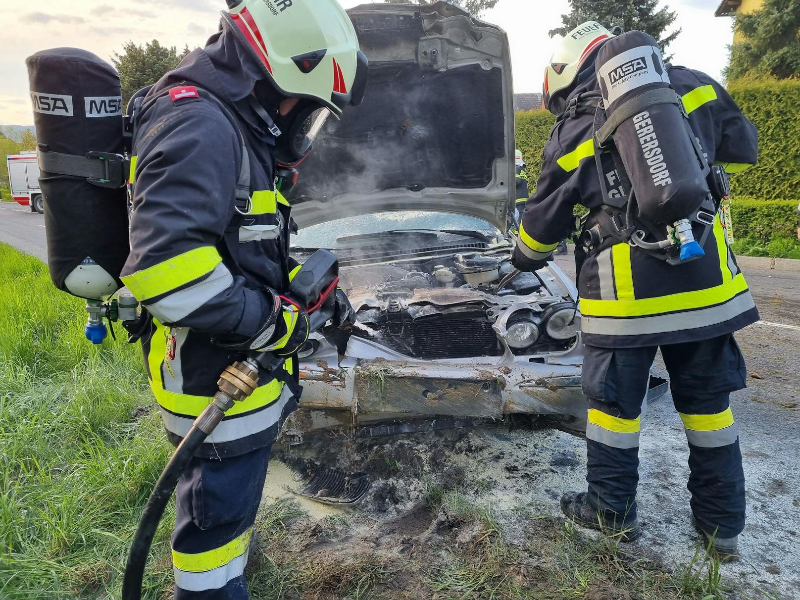 Der Jaguar brannte im Frontbereich völlig aus.