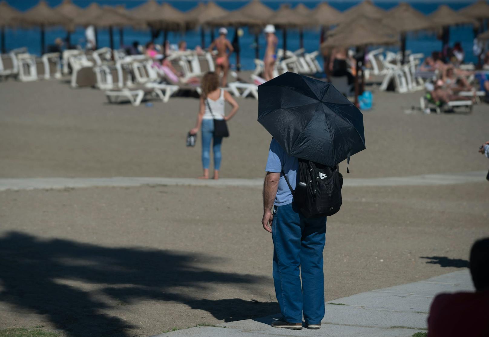 Ein Mann schützt sich in Malaga vor den extremen Temperaturen. 