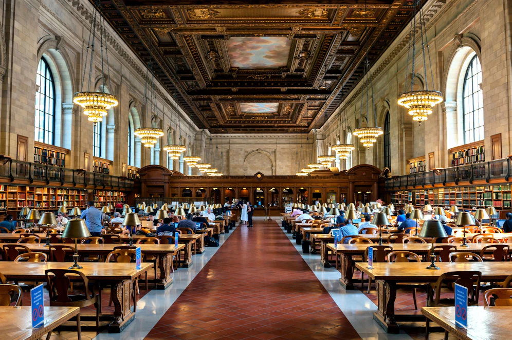 Während es in der New York Public Library nur Bücher gibt, kannst du in einer Living Library echte Menschen mit ihren Geschichten ausborgen.
