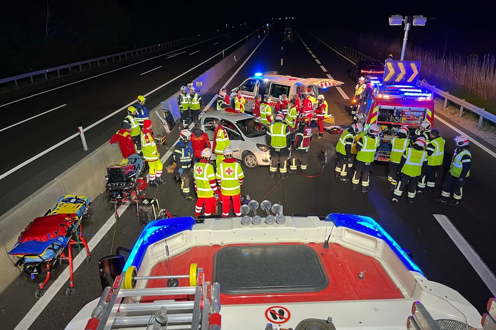 Ein Großaufgebot an Rettungskräften stand auf der A3 im Einsatz.