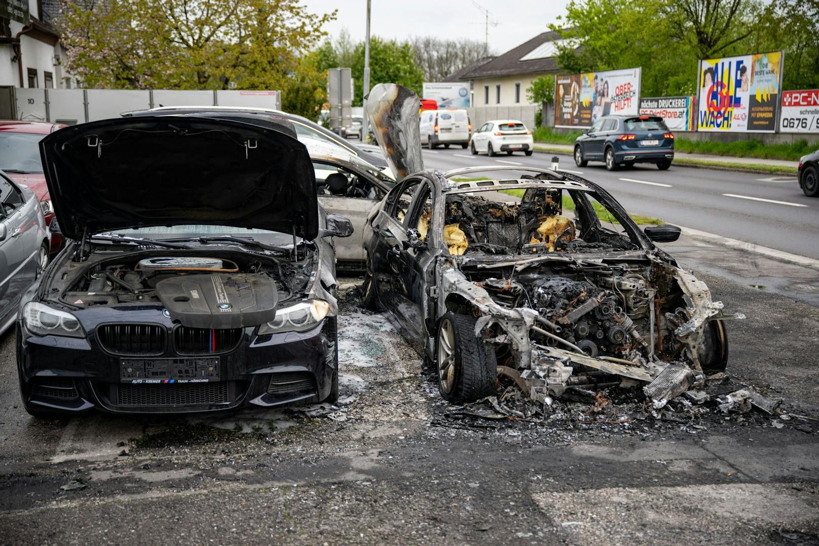 Die drei Autos brannten völlig aus.