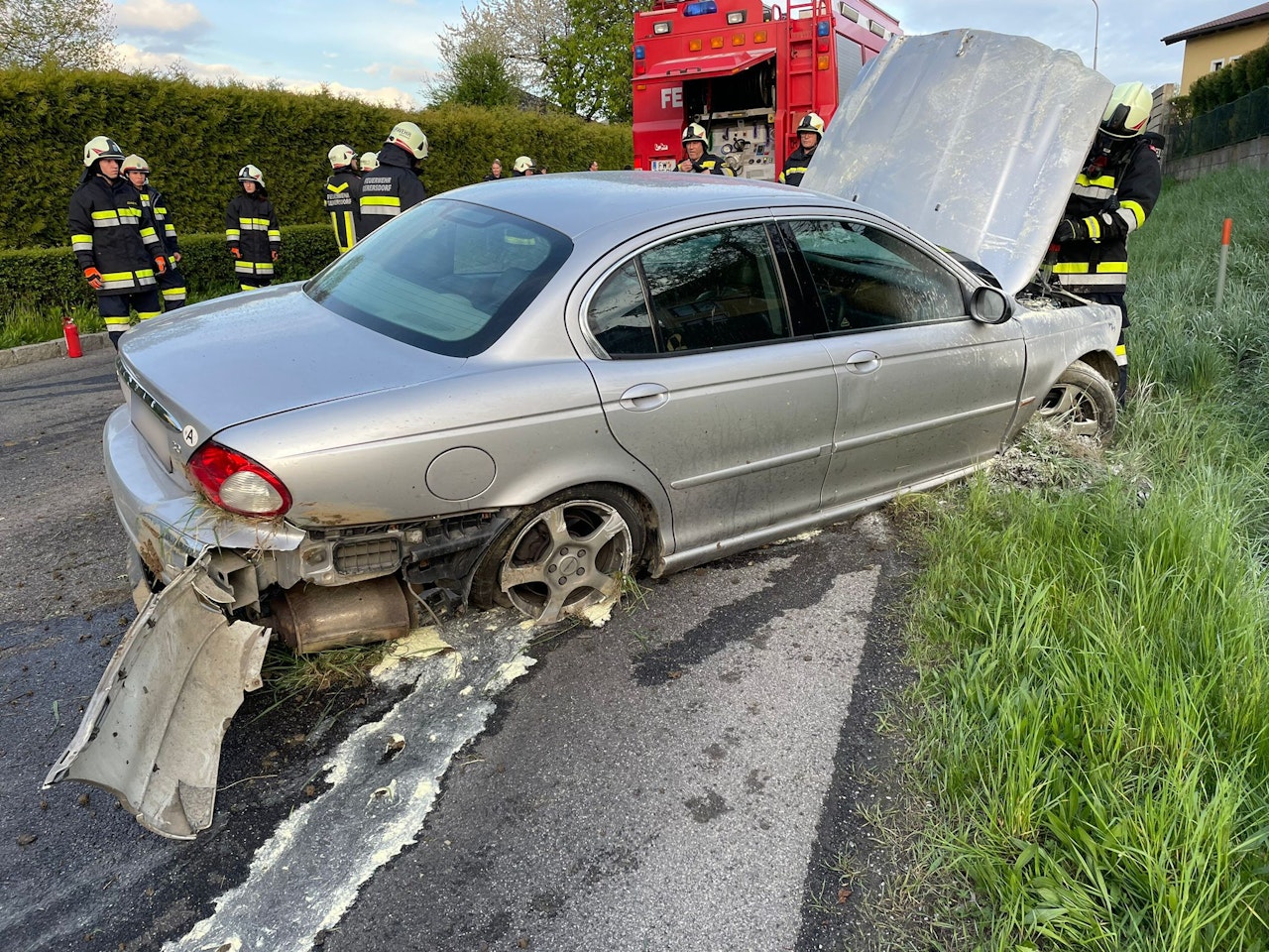 Heute.at - Wilde Hatz! Betrüger flüchtete in Jaguar, baute Unfall