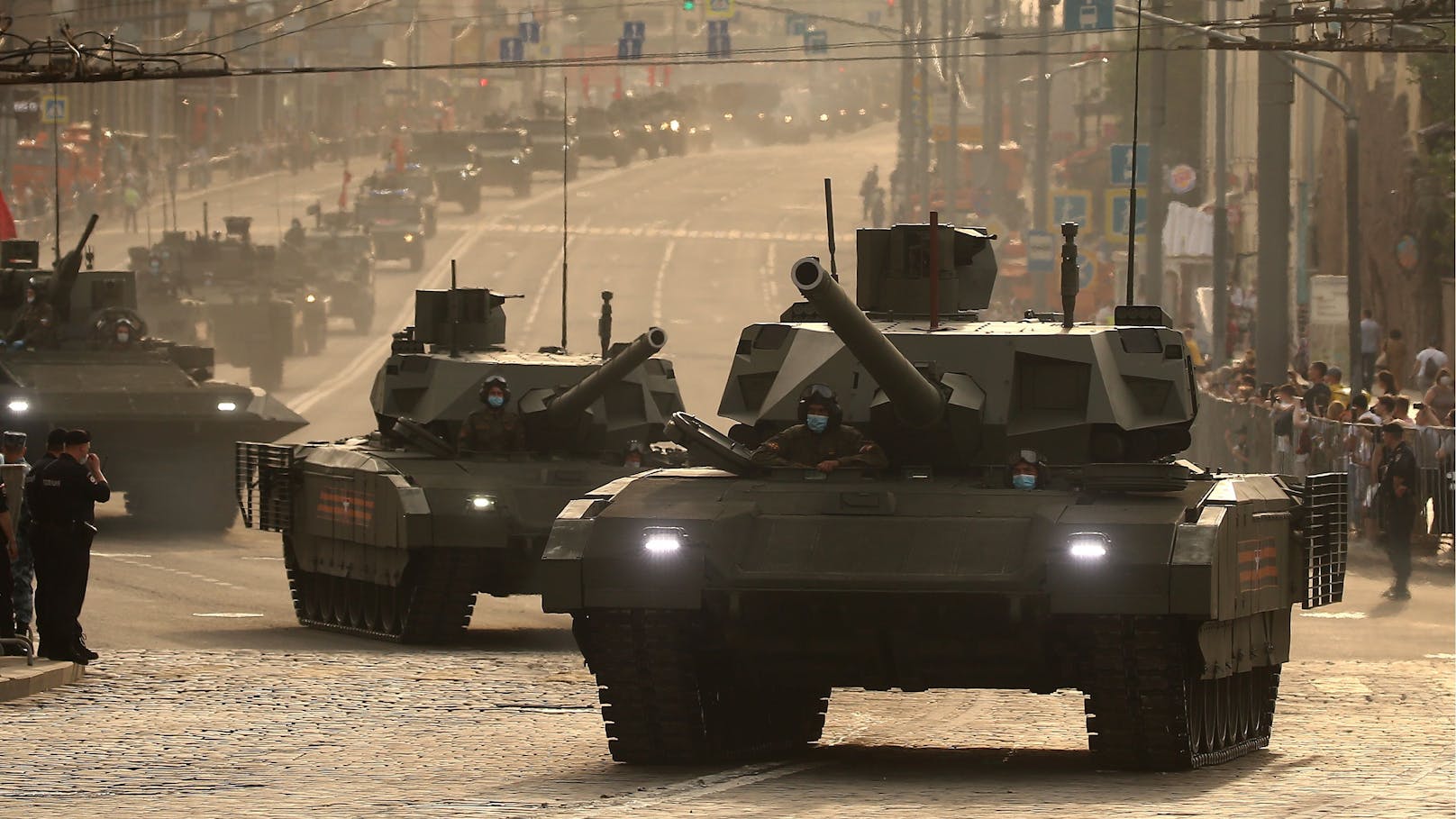 Die Krux: Der Kreml hatte&nbsp;die Produktion der neuen Panzer zugunsten der Modernisierung von älteren Modellen wie dem T-72 und dem T-90 hintangestellt.