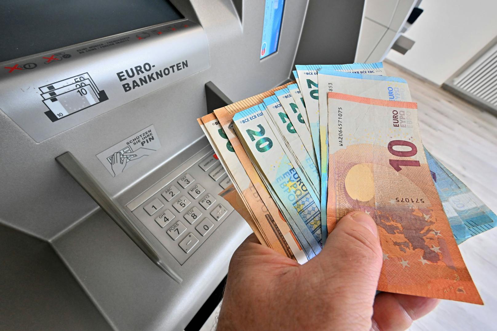 Österreichs Bürger erhalten weitere Geld-Boni von der Regierung. Teilweise werden sie direkt aufs Konto überwiesen.