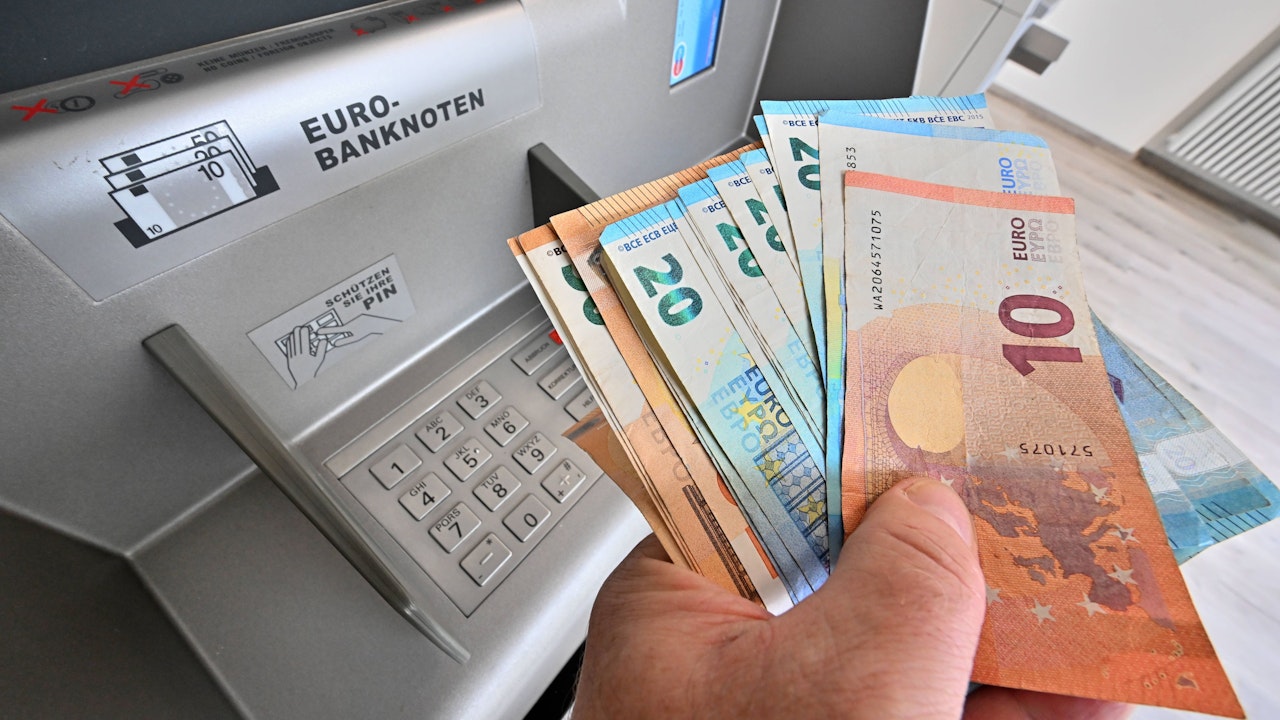 Heute.at - Wer sich ab Jänner 2024 über mehr Gehalt freuen darf