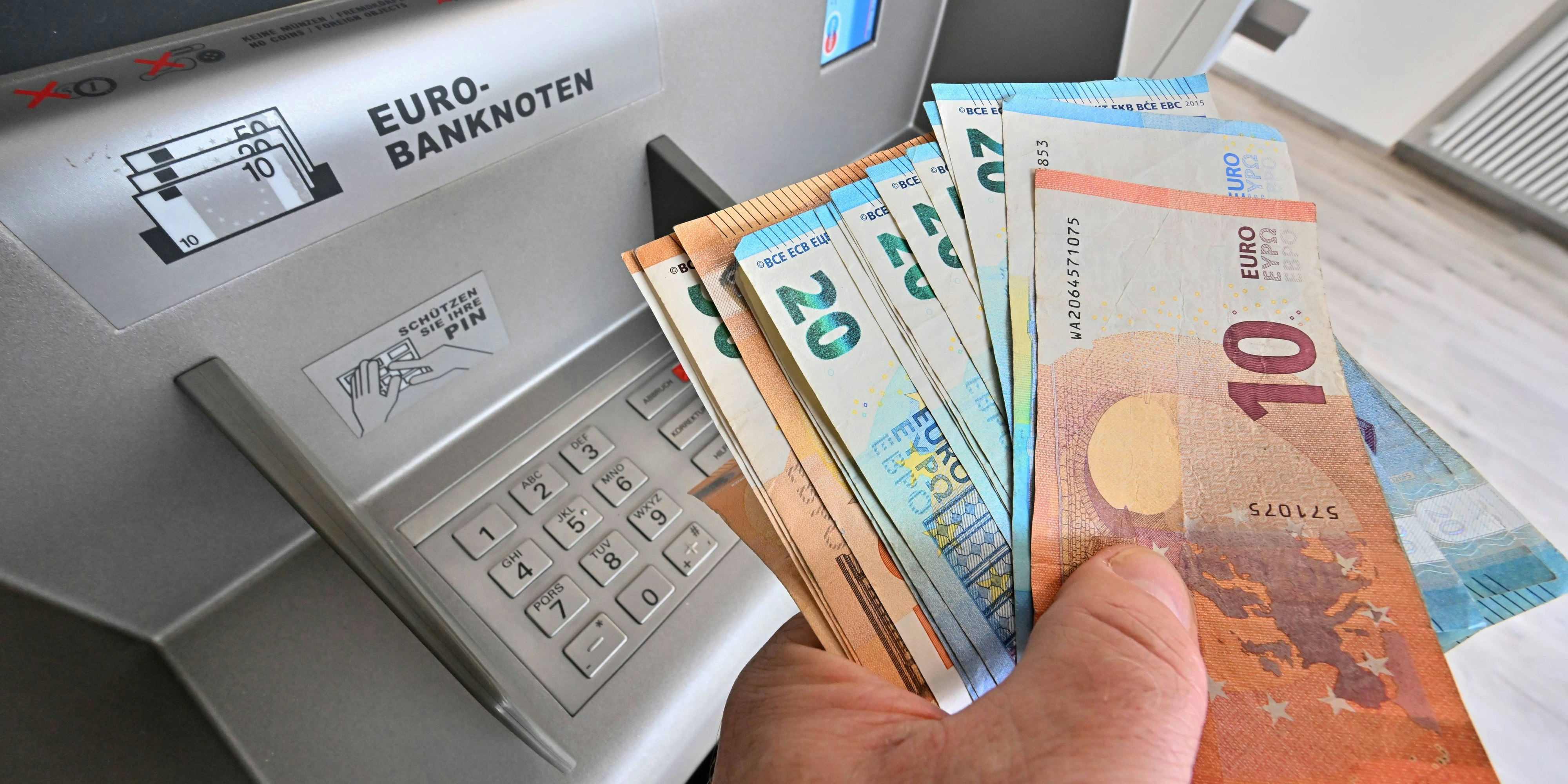 Österreichs Bürger erhalten weitere Geld-Boni von der Regierung. Teilweise werden sie direkt aufs Konto überwiesen.
