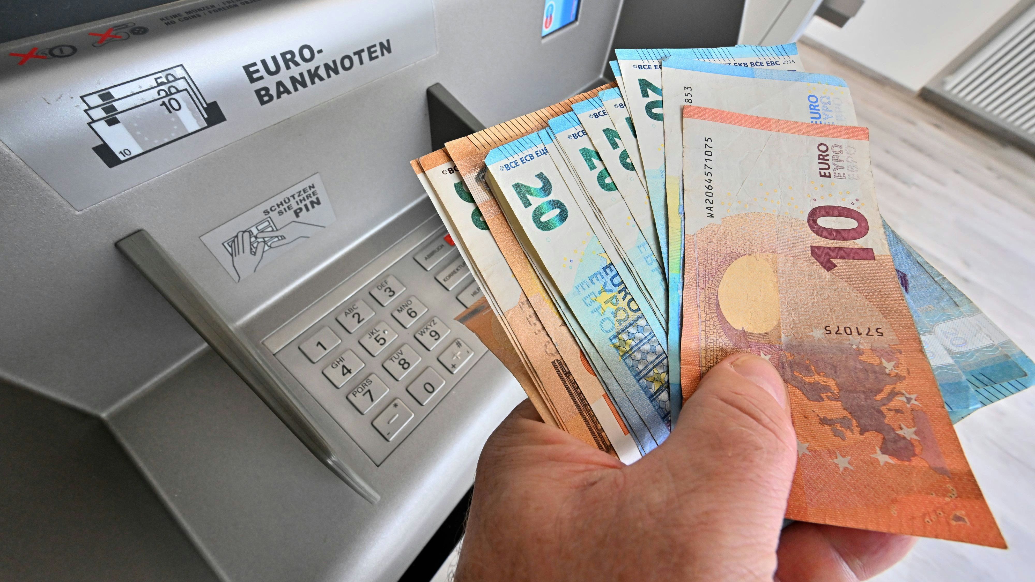 Österreichs Bürger erhalten weitere Geld-Boni von der Regierung. Teilweise werden sie direkt aufs Konto überwiesen.