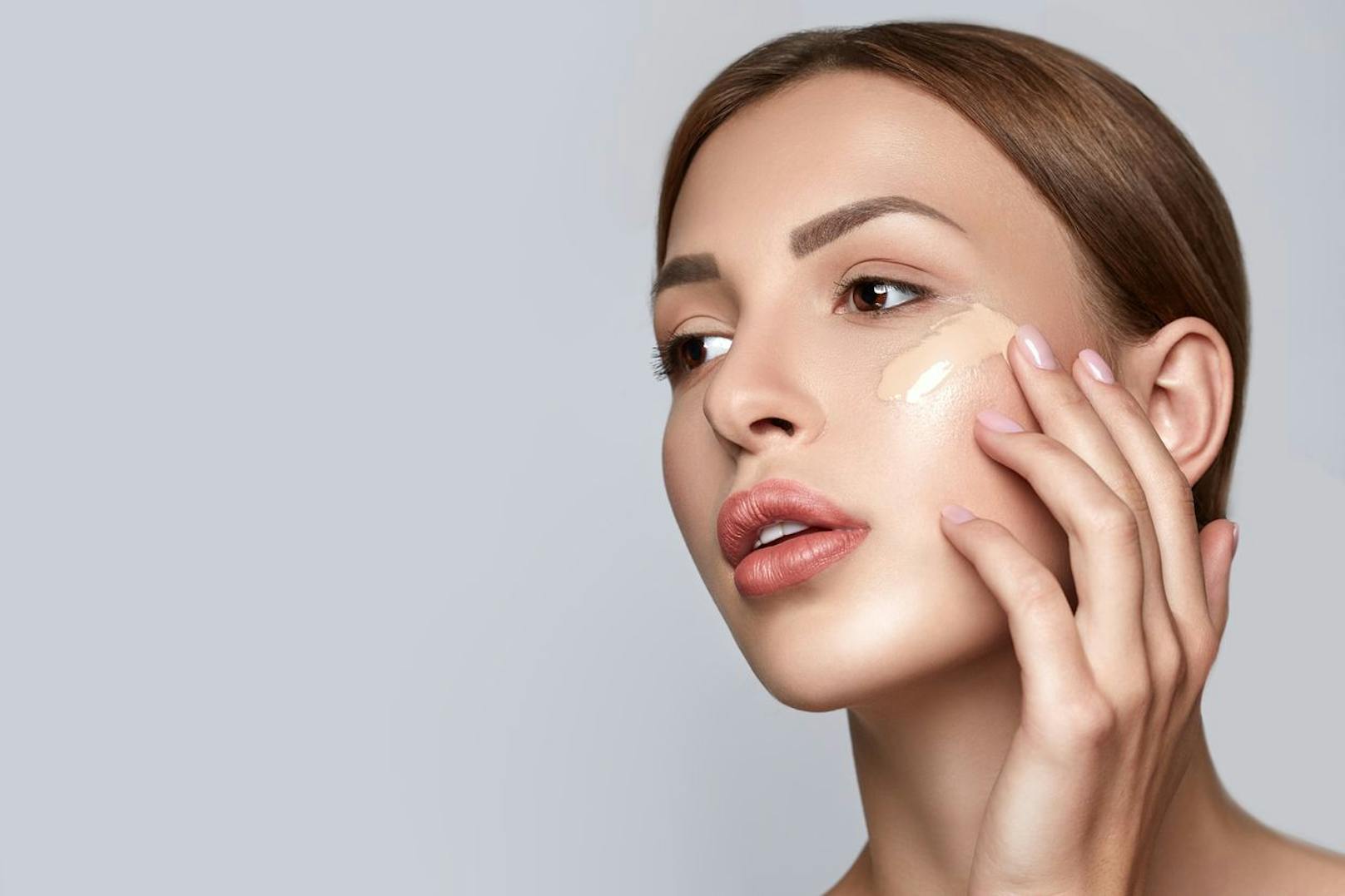 Bevor du deine Haut in Kosmetika eindeckst solltest du deinen Hautton ausgleichen. Eine semi-matte Foundation, die Pigmentflecke und Rötungen kaschiert kommt dir hier gelegen.