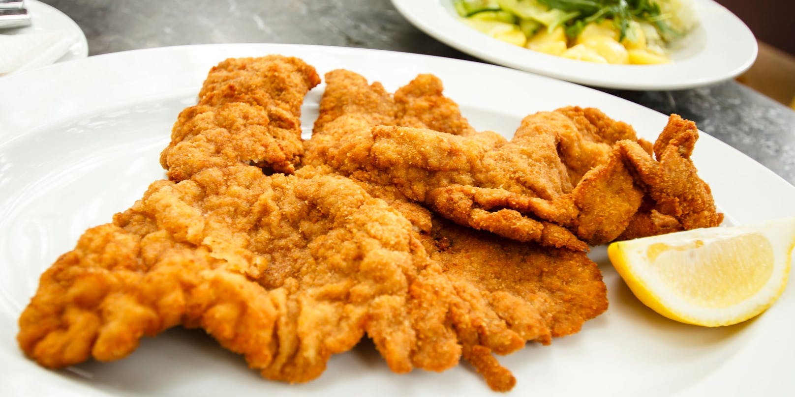 Laut dem Salzburger Wirte-Sprecher sei das Schnitzel vielerorts sogar noch zu billig. (Symbolbild)