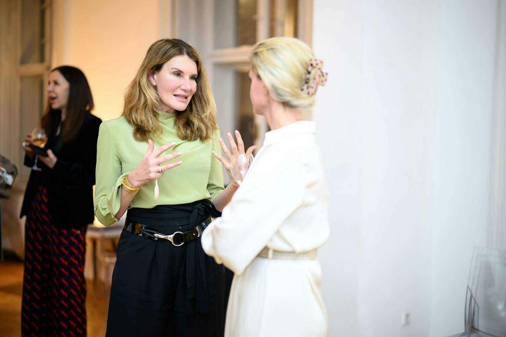 Talk-Host Nicole Adler im Gespräch mit "Cosmeterie.com"-Gründerin Sophie Ryba.