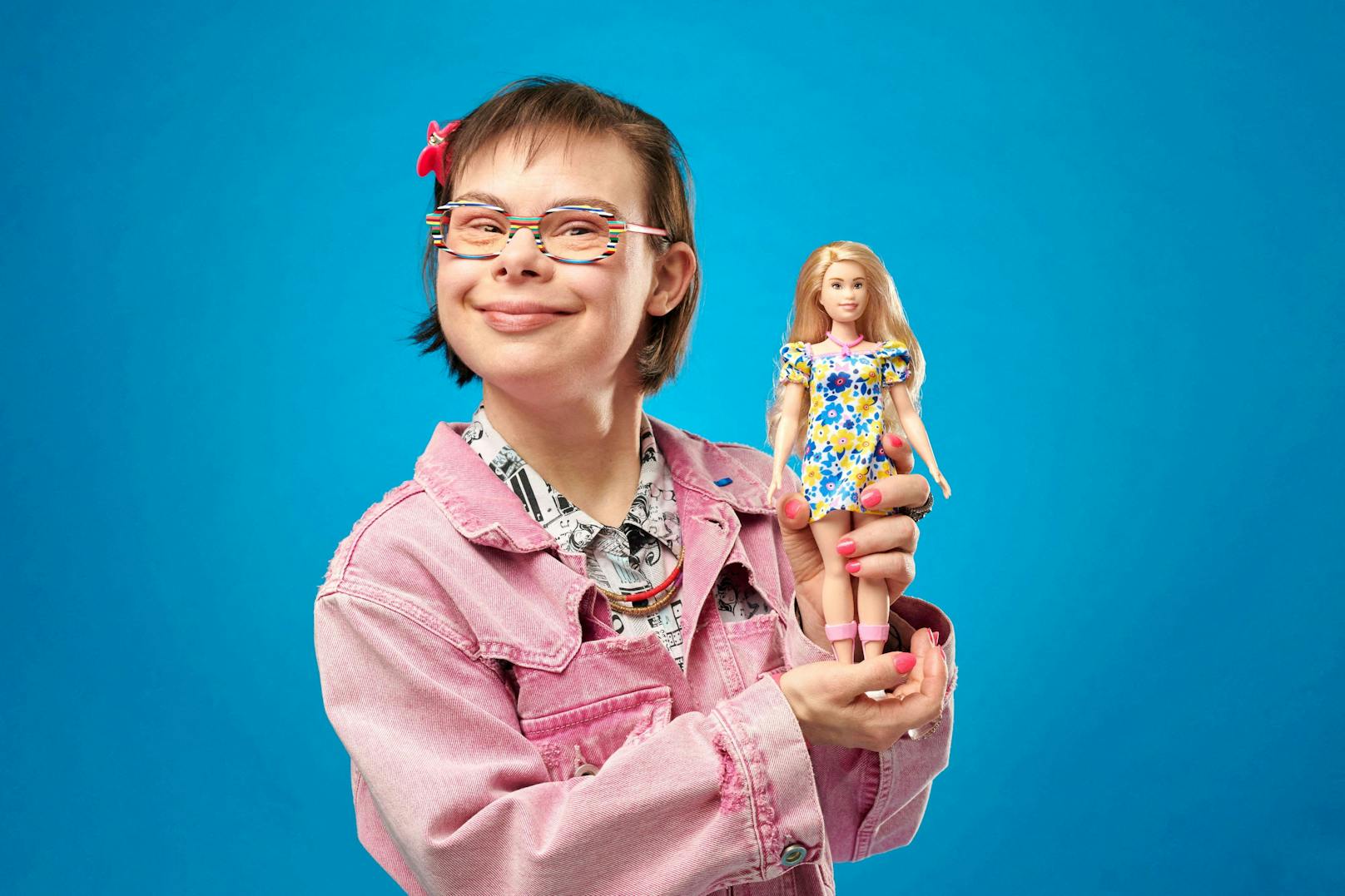 Die Barbie-Puppe mit Downsyndrom weist die typischen Merkmale auf.