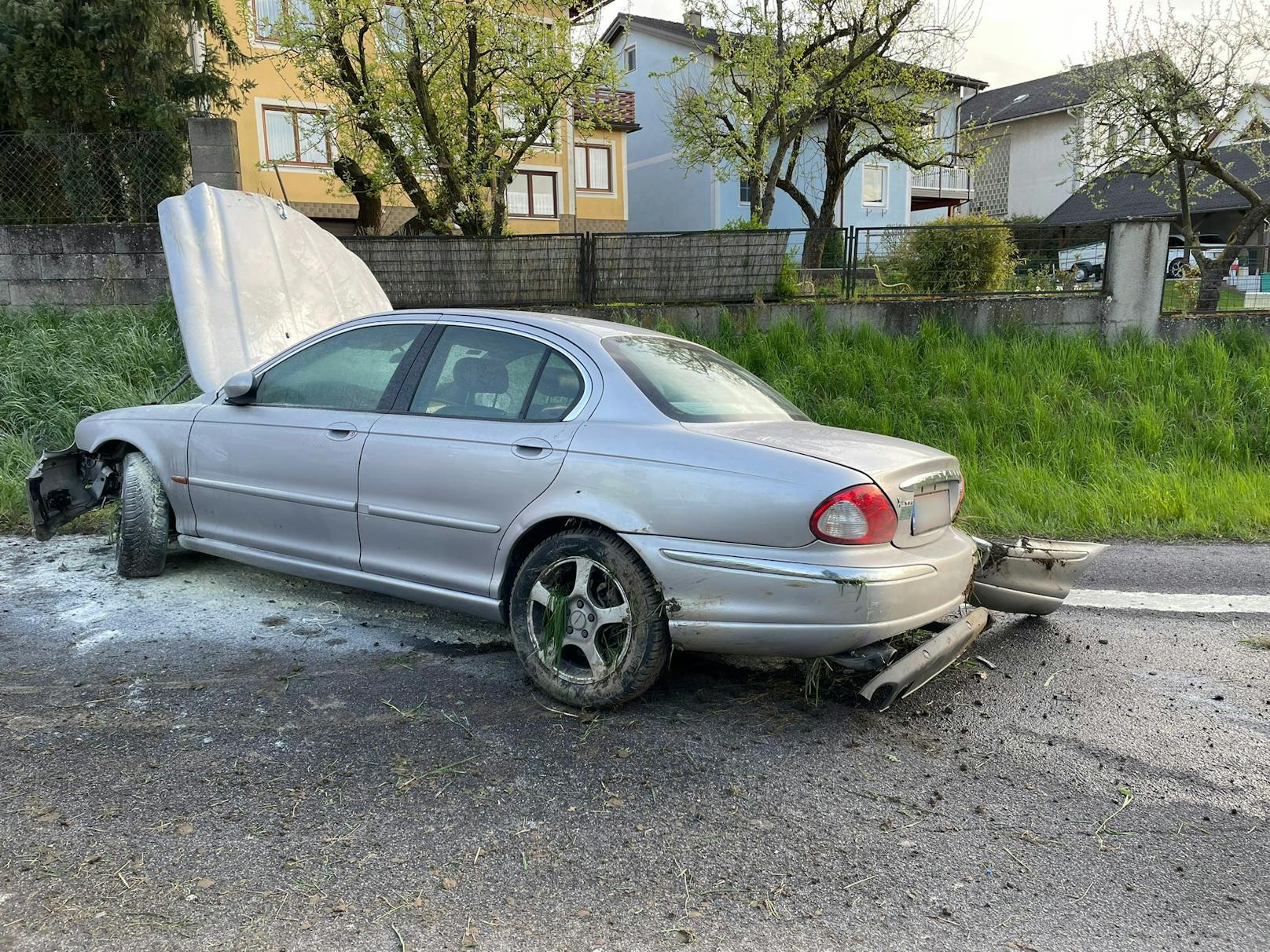 Die Feuerwehr musste den Wagen ablöschen.