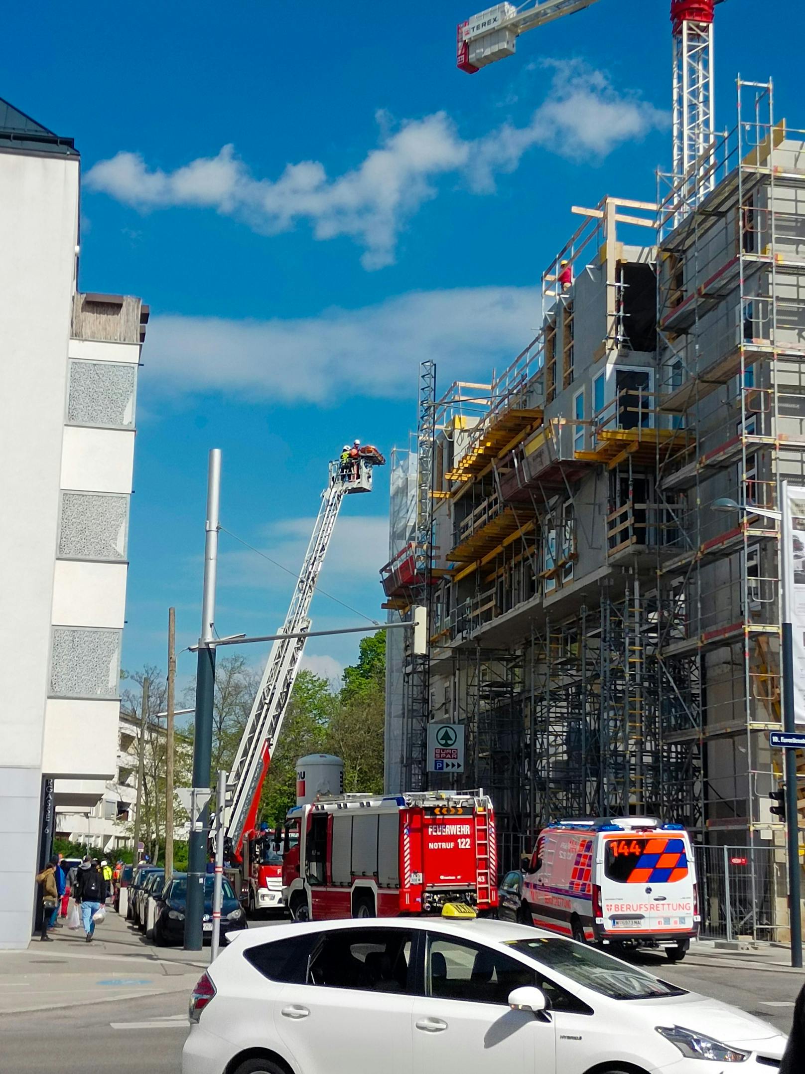 Die Wiener Berufsrettung sowie die Feuerwehr befinden sich im Einsatz.