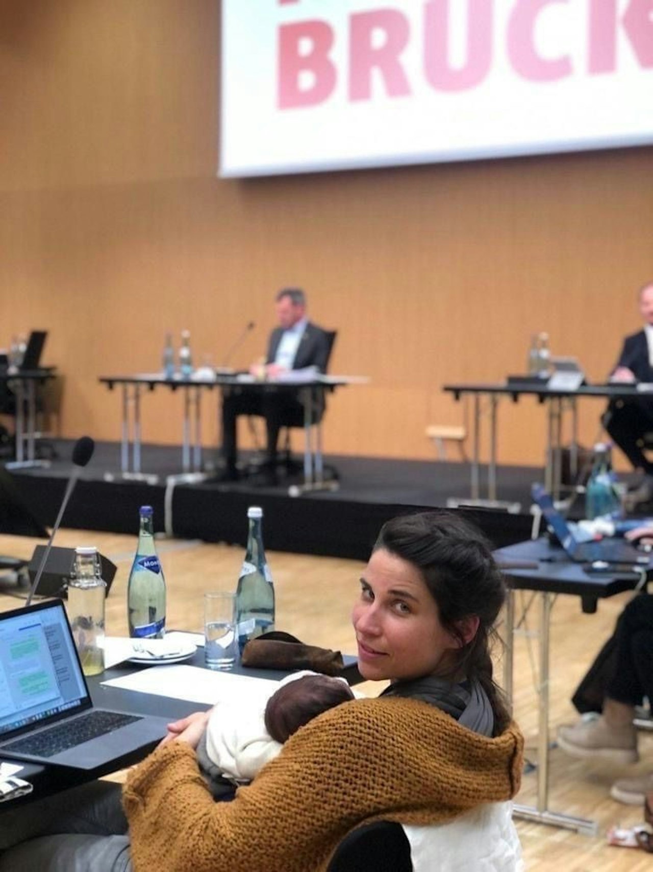 Heute.at - Grüne Politikerin angezeigt, weil sie Baby Brust gab