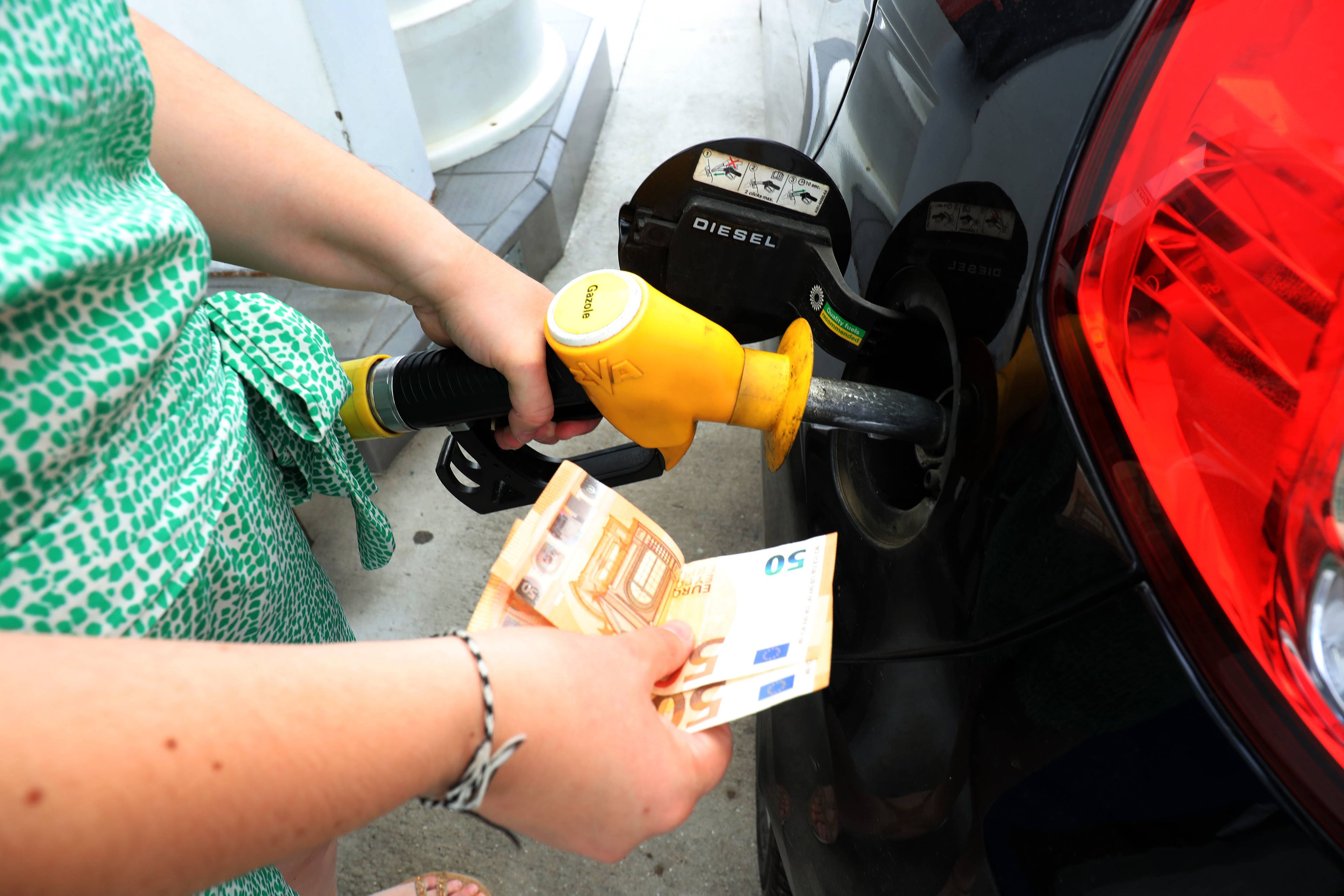 Laut einem Schweizer Preisüberwacher gibt es Hinweise auf Preisverzerrungen beim Benzinpreis. 