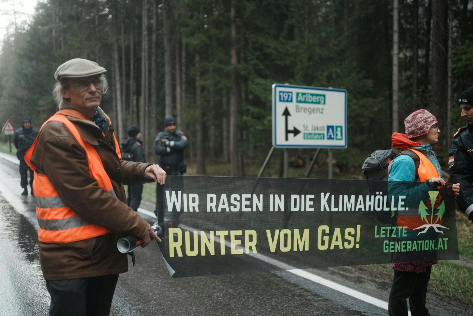 Am Donnerstagmorgen demonstrieren die Aktivisten auf der Arlbergstraße. 