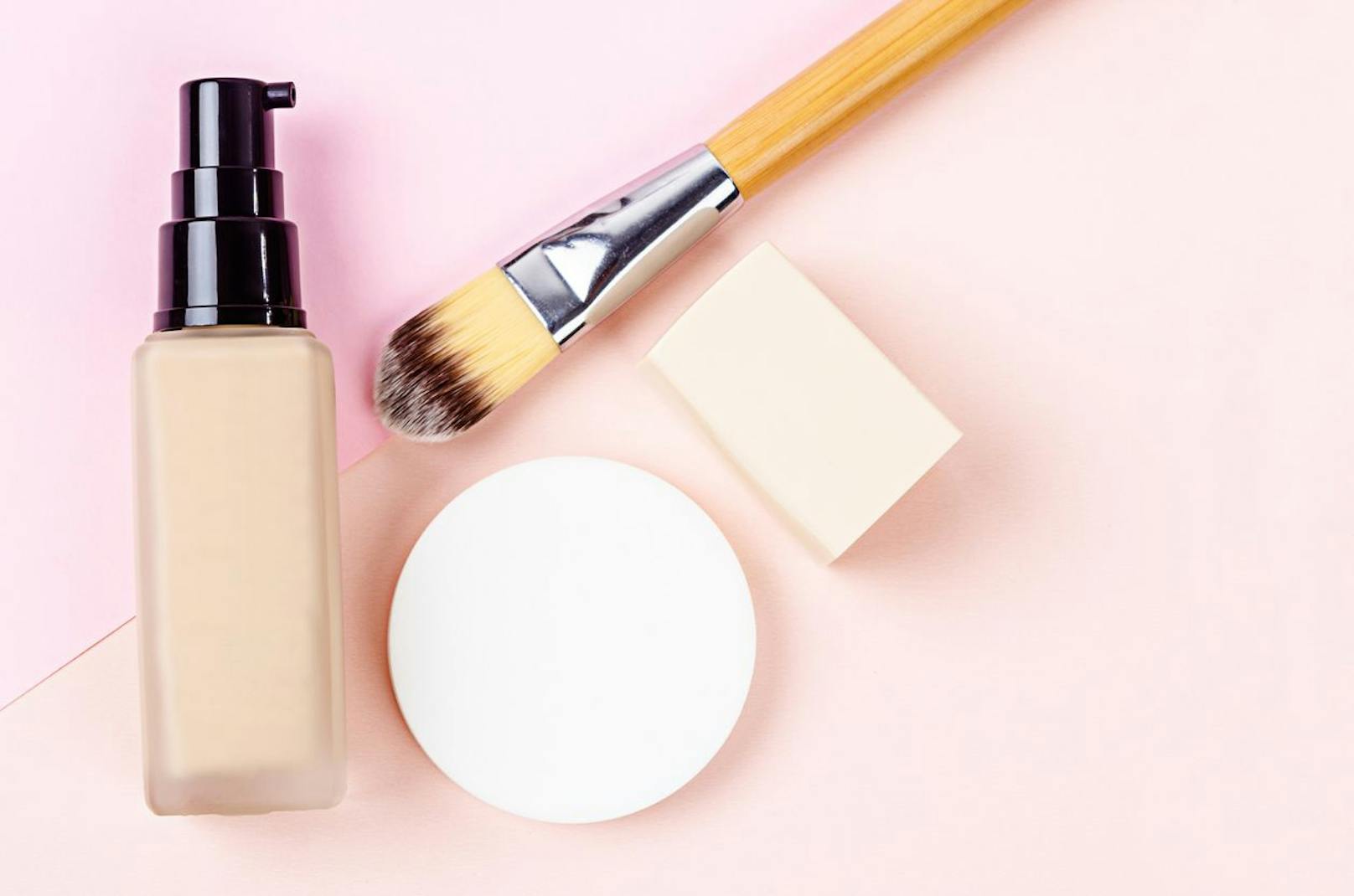 Verwende am besten einen feuchten Schwamm oder Pinsel, um dein Make-Up gleichmäßig in die Haut einzuarbeiten. 