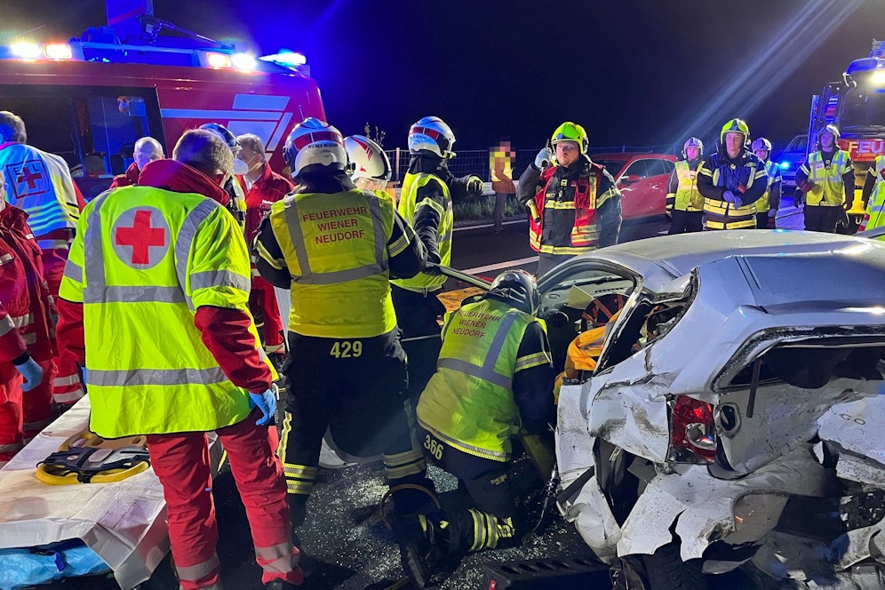 Die 69-Jährige auf der Rückbank starb noch vor Ort.