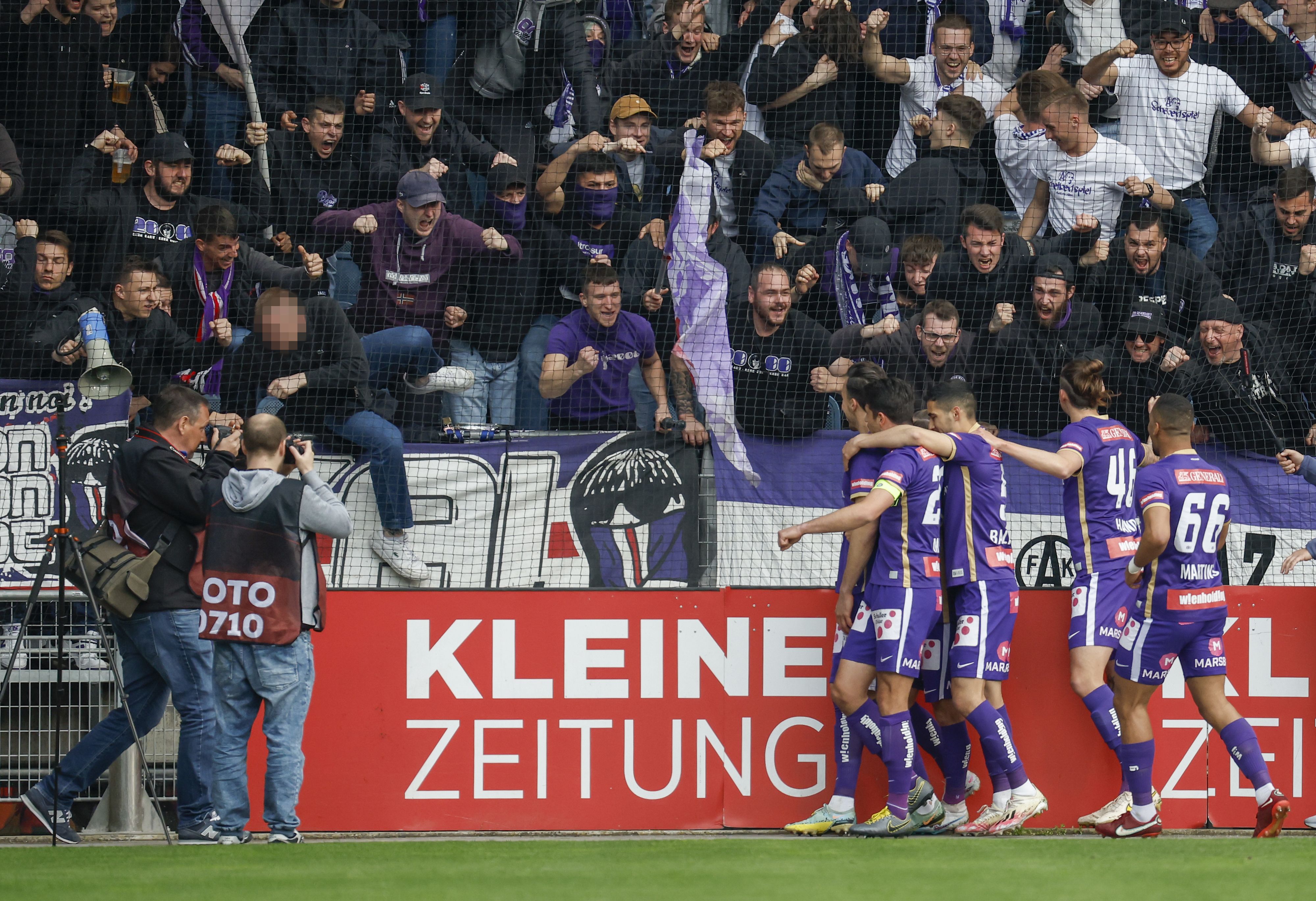Beim Torjubel von Austrias Haris Tabakovic stürzte ein Fan in die Tiefe. 