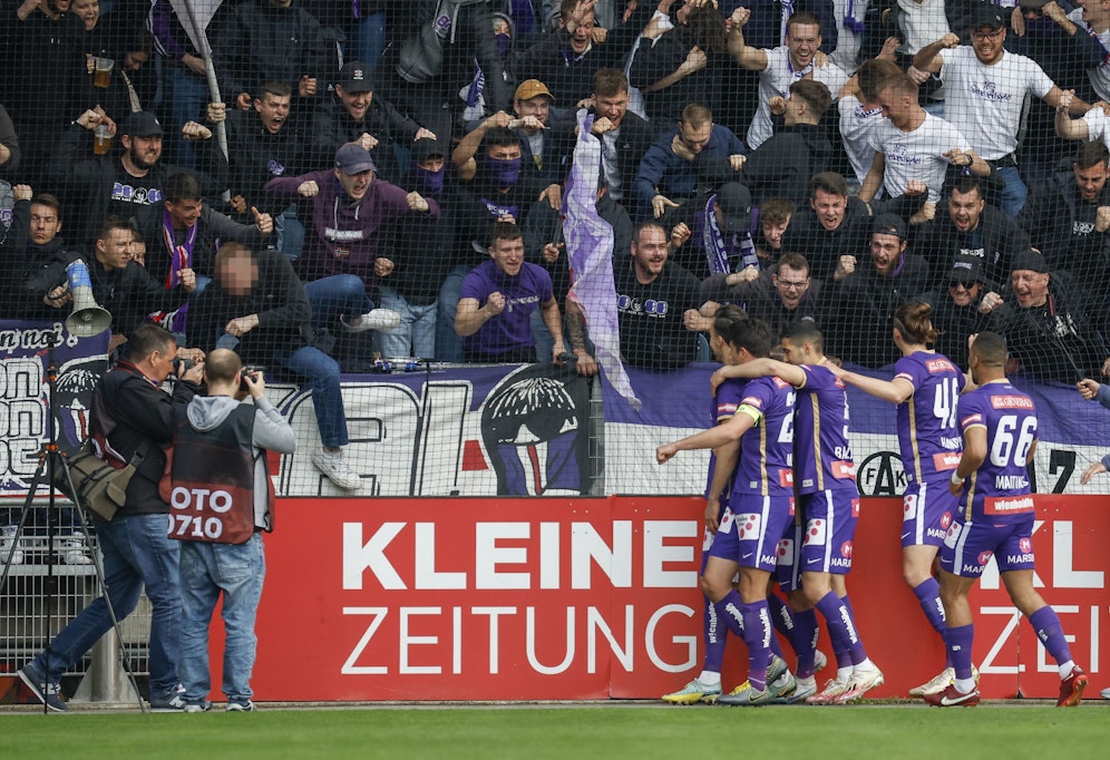 Beim Torjubel von Austrias Haris Tabakovic stürzte ein Fan in die Tiefe. 