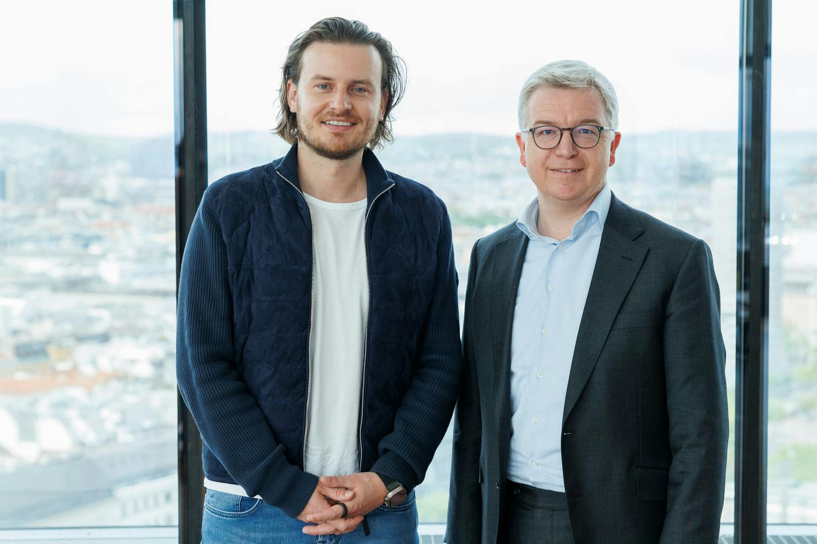 Bitpanda-CEO Eric Demuth und Michael Höllerer, Generaldirektor der Raiffeisenlandesbank NÖ-Wien (v.l.n.r.)