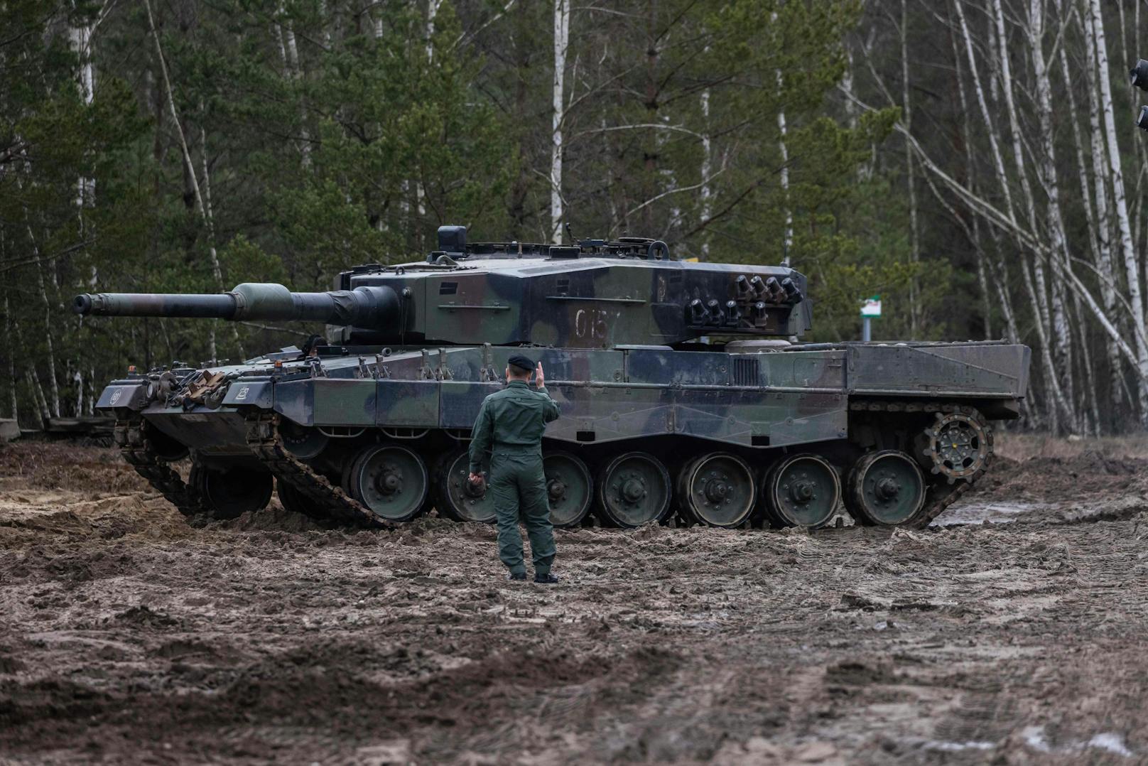 Deutschland hat ukrainische Soldaten an seinen modernen Leopard 2 Kampfpanzern ausgebildet.