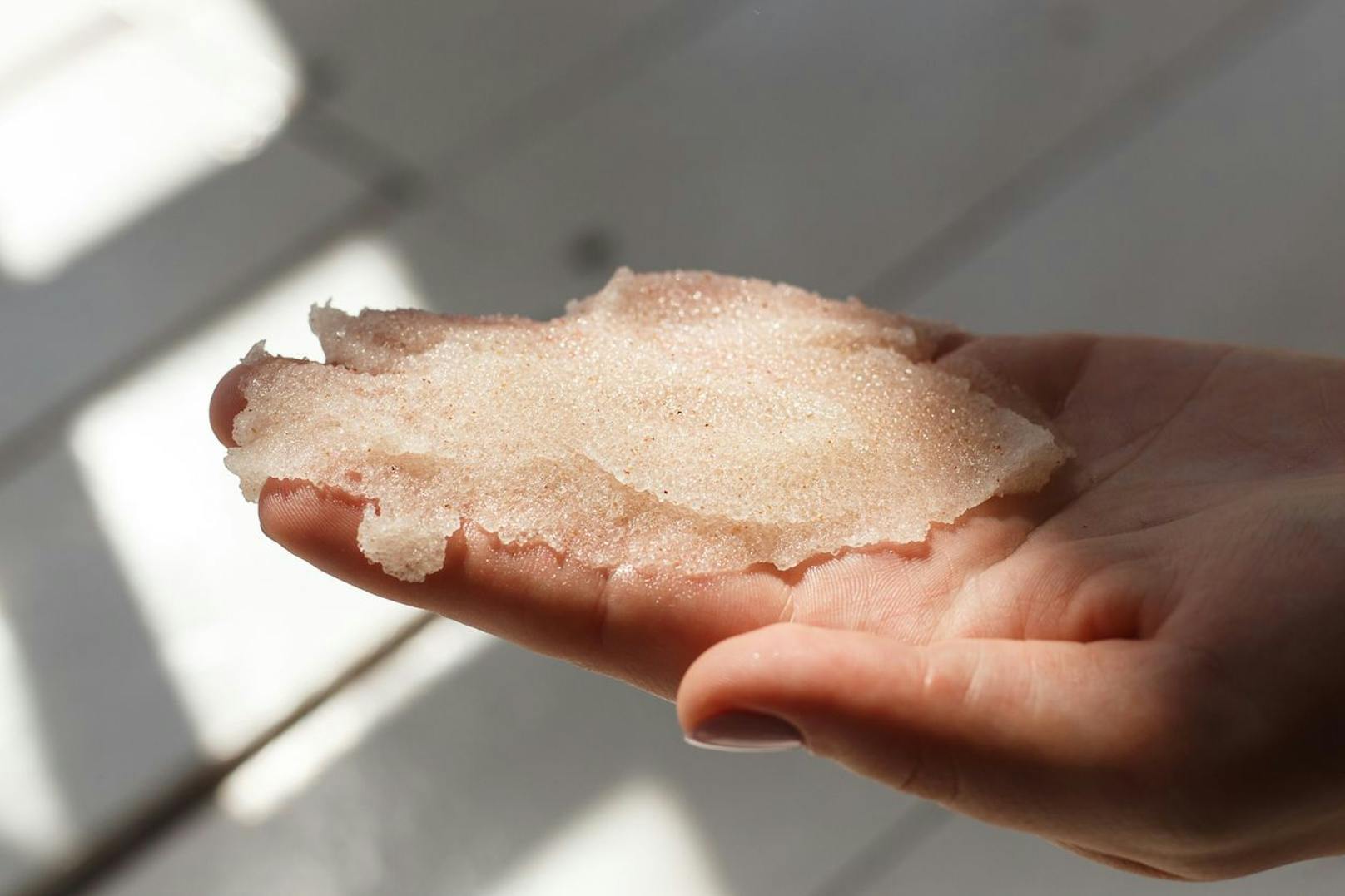 Mit einem einfachen Salzpeeling bestimmst du selbst mit welchen Mitteln du deine Haut pflegst. Das DIY-Peeling strapaziert die Haut nämlich nicht und hilft dabei Schmutz loszuwerden. 