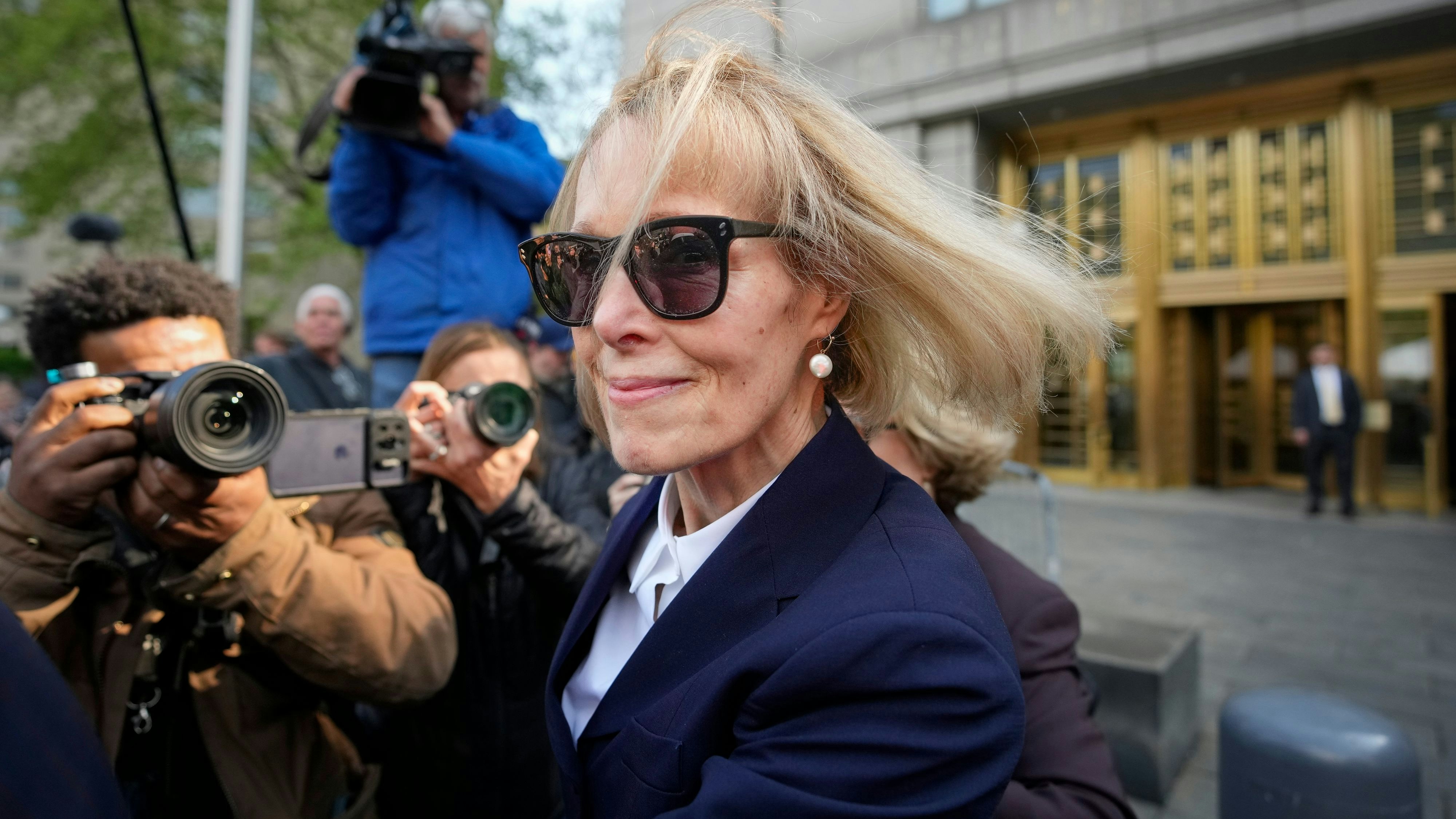 Die 79-jährige Anklägerin E. Jean Carroll hat vor Gericht den Vorwurf der Vergewaltigung gegen Trump bekräftigt. 