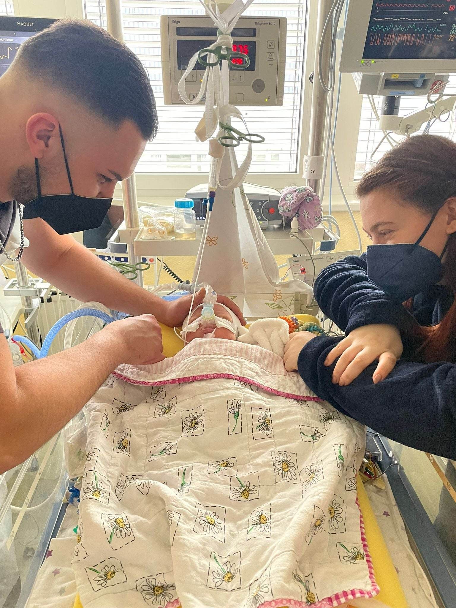 Die Eltern der kleinen Julina auf der Intensivstation.