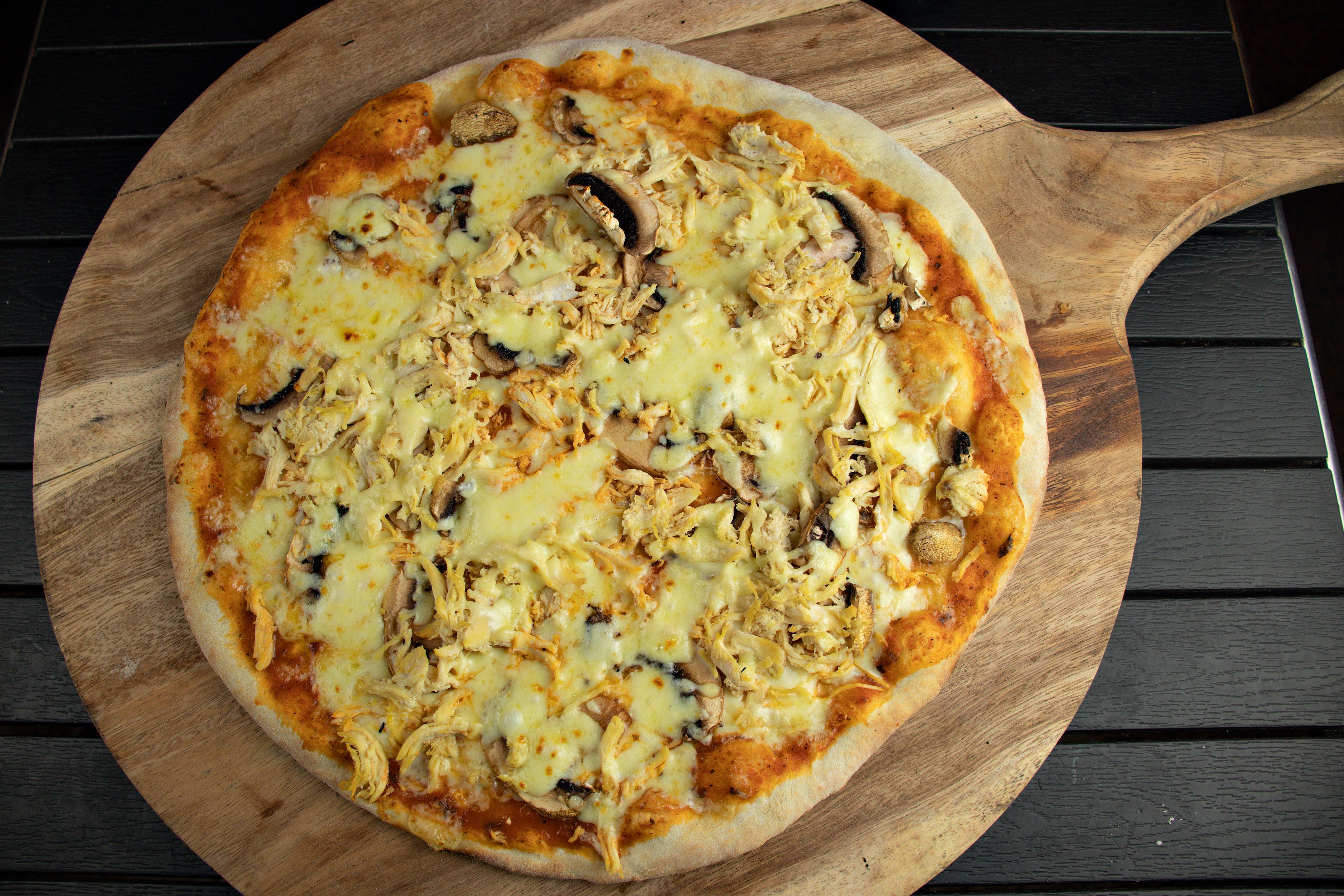 Wegen fehlender Soße auf der Pizza wurde die Lieferantin von zwei Frauen attackiert. 