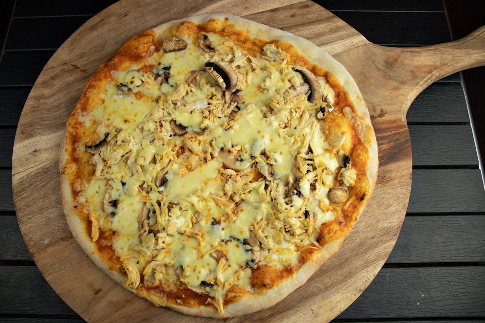 Wegen fehlender Soße auf der Pizza wurde die Lieferantin von zwei Frauen attackiert. 