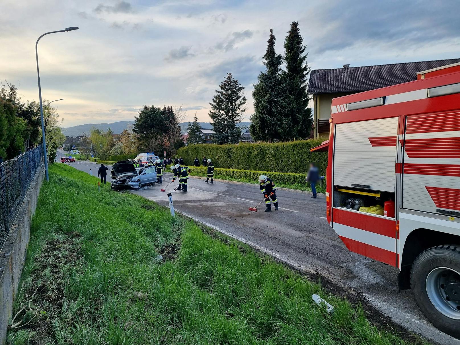 Die Feuerwehr reinigte die Straße und barg das Wrack.