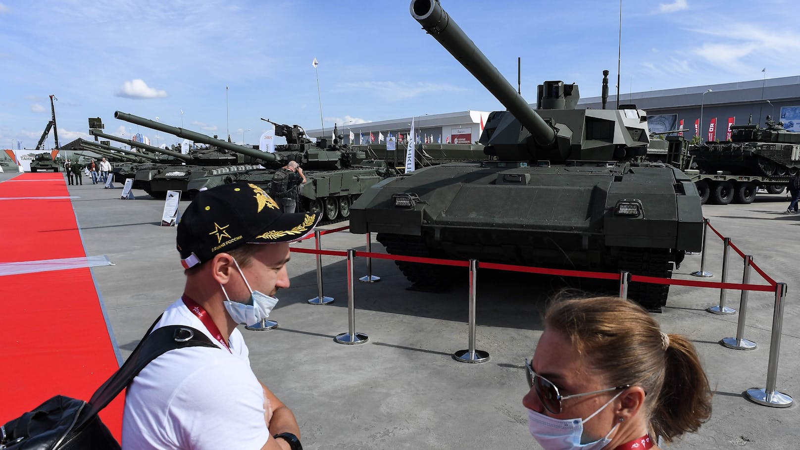 Der Grund ist simpel: Geld. Mit einem Stückpreis von über 7,1 Mio. Euro ist der Armata rund drei Mal so teuer wie ein T-90 und brauchte zudem westliche Komponenten.