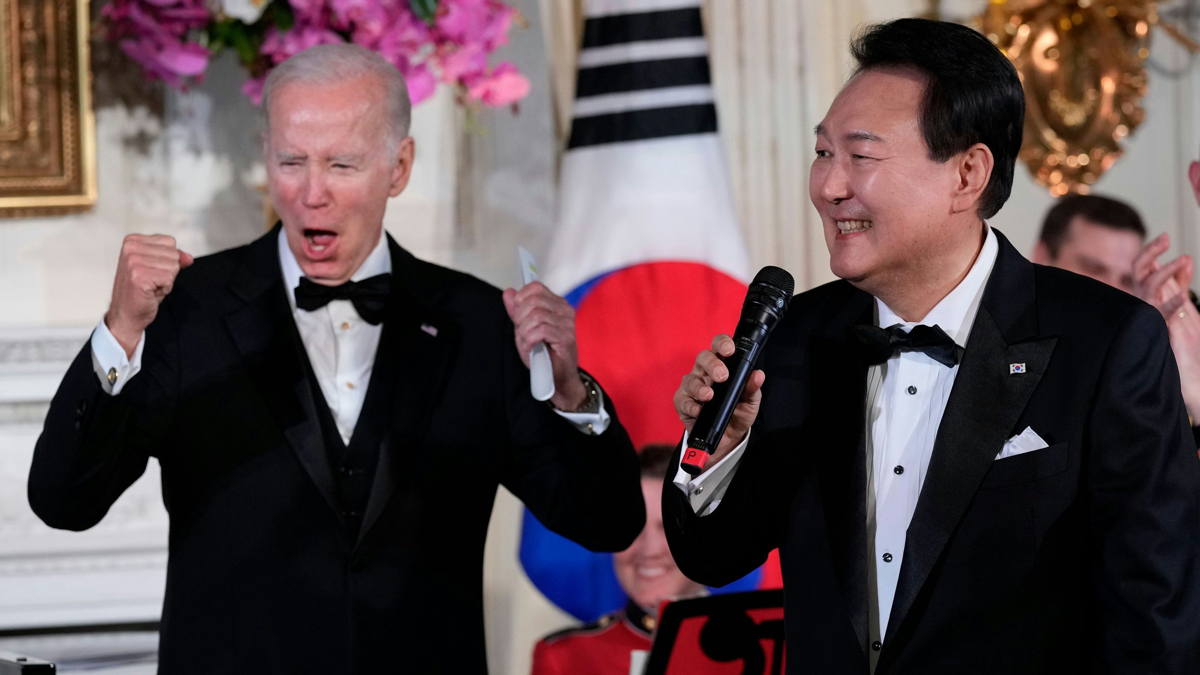 Download von www.picturedesk.com am 27.04.2023 (11:53).  President Joe Biden reacts as South Koreas President Yoon Suk Yeol sings the song American Pie by Don Mclean in the State Dining Room of the White House after the entertainment in Washington, Wednesday, April 26, 2023, following the State Dinner. (AP Photo/Susan Walsh) - 20230427_PD0532 - Rechteinfo: Rights Managed (RM)