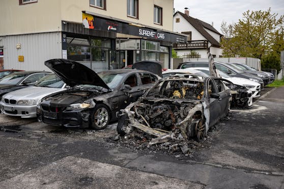 Der Schaden beläuft sich laut Autohändler auf rund 90.000 Euro. Nun soll ein Brandsachverständiger herausfinden, wie es zu dem Brand kam.