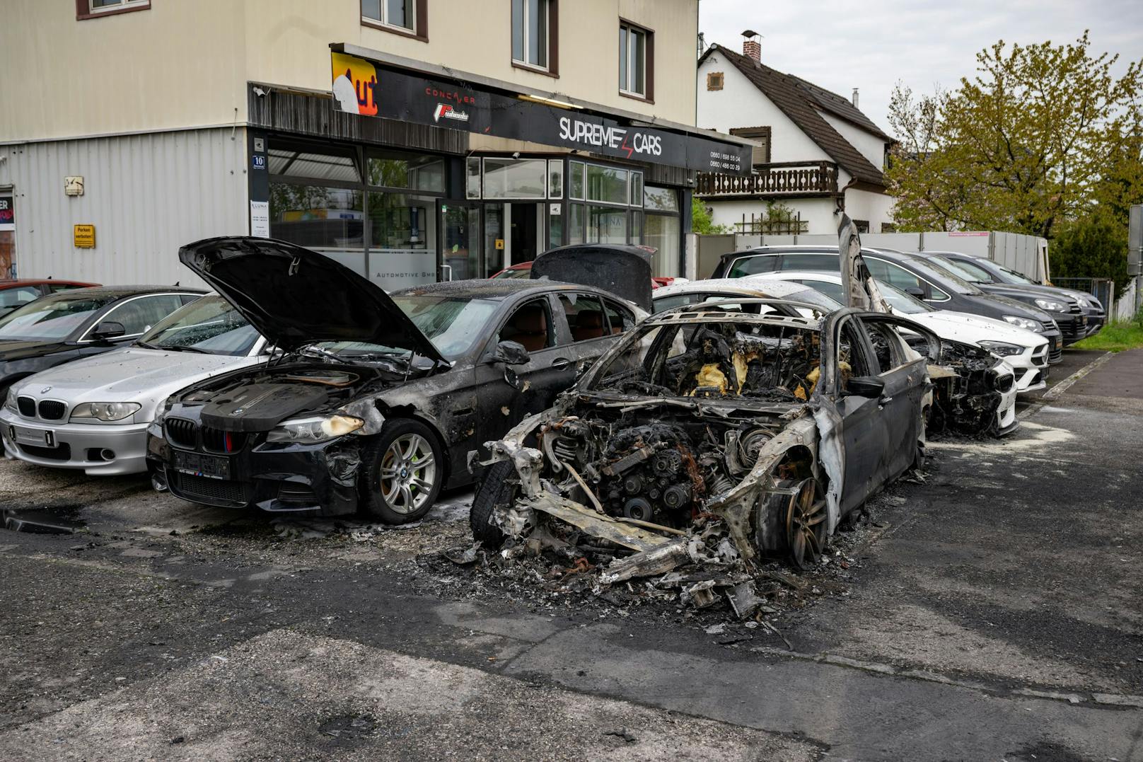 Autohändler verzweifelt – BMW gingen in Flammen auf