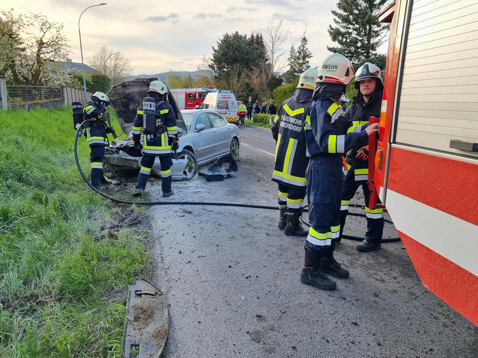 Die Feuerwehr musste den brennenden Wagen ablöschen.