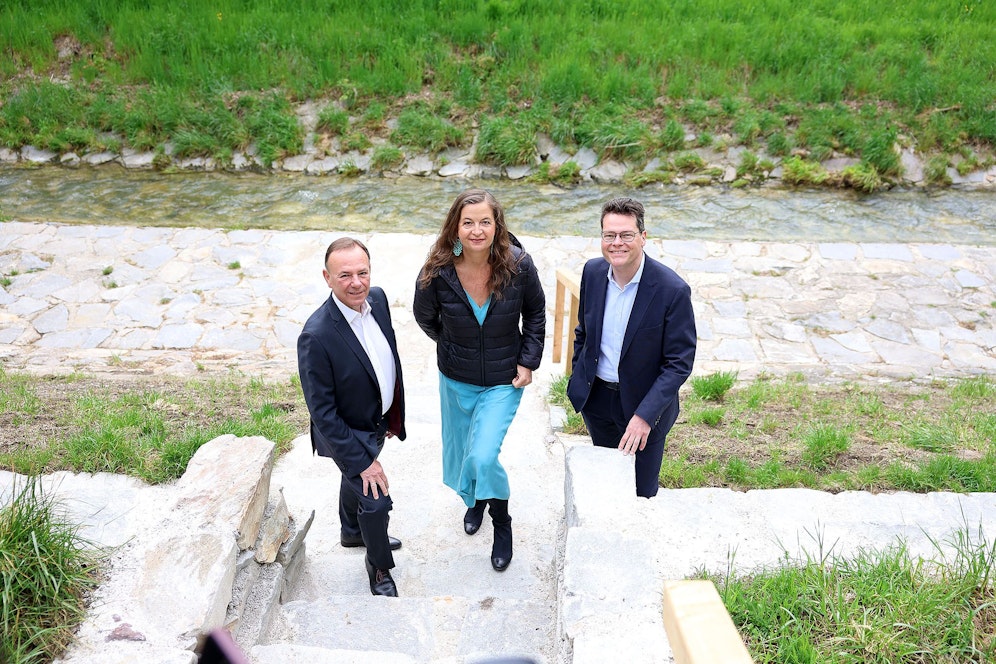Bezirksvorsteher Gerald Bischof, Planungsstadträtin Ulli Sima und Klimastadtrat Jürgen Czernohorszky (alle SPÖ, v.l) bei der Präsentation des neuen Stadtparks Atzgersdorf.