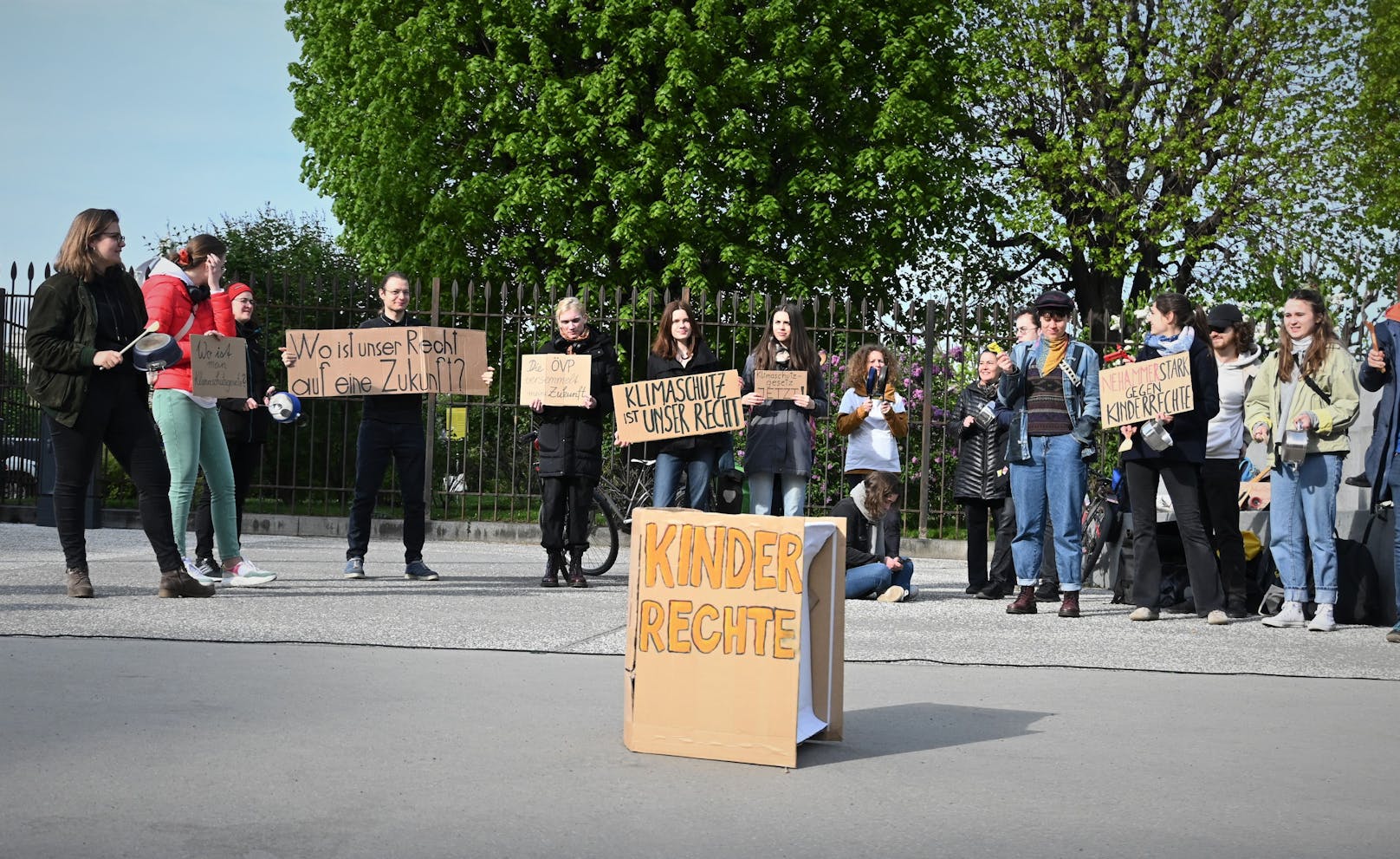 Fridays For Future Austria wies am Freitag mit einer Protestaktion am Ballhausplatz auf "die Arbeitsverweigerung der Regierung hin".