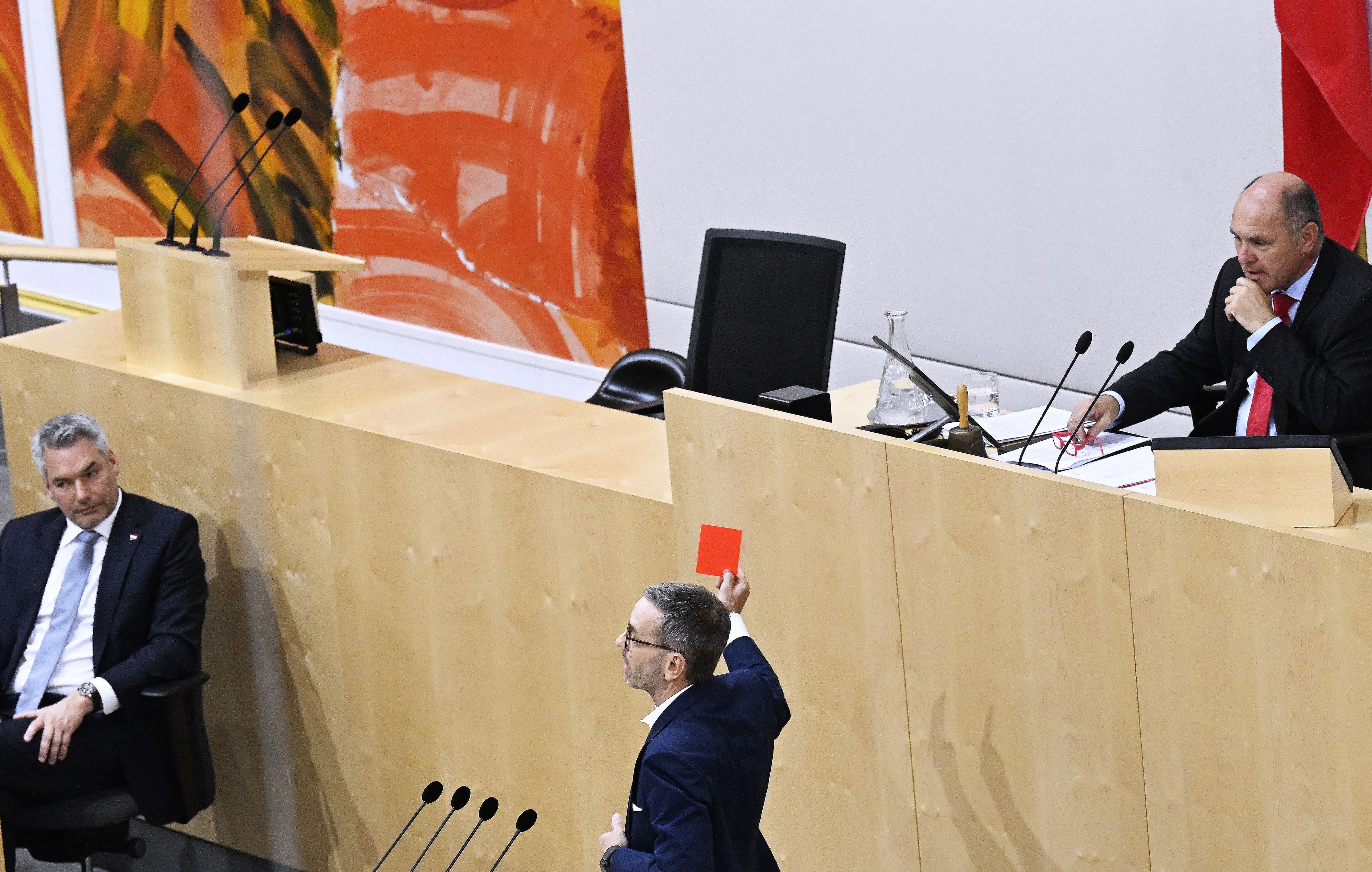 Download von www.picturedesk.com am 28.04.2023 (13:16).  ABD0056_20221102 - WIEN - ÖSTERREICH: FPÖ-Chef Herbert Kickl (M.) mit Bundeskanzler Karl Nehammer und Nationalratspräsident Wolfgang Sobotka im Rahmen einer Sondersitzung des Nationalrates auf Verlangen von SPÖ und FPÖ zur ÖVP-Korruptions-Affäre am Mittwoch, 2. November 2022, im Parlamentsausweichquartier in Wien. - FOTO: APA/ROBERT JAEGER - 20221102_PD5952 - Rechteinfo: Rights Managed (RM)