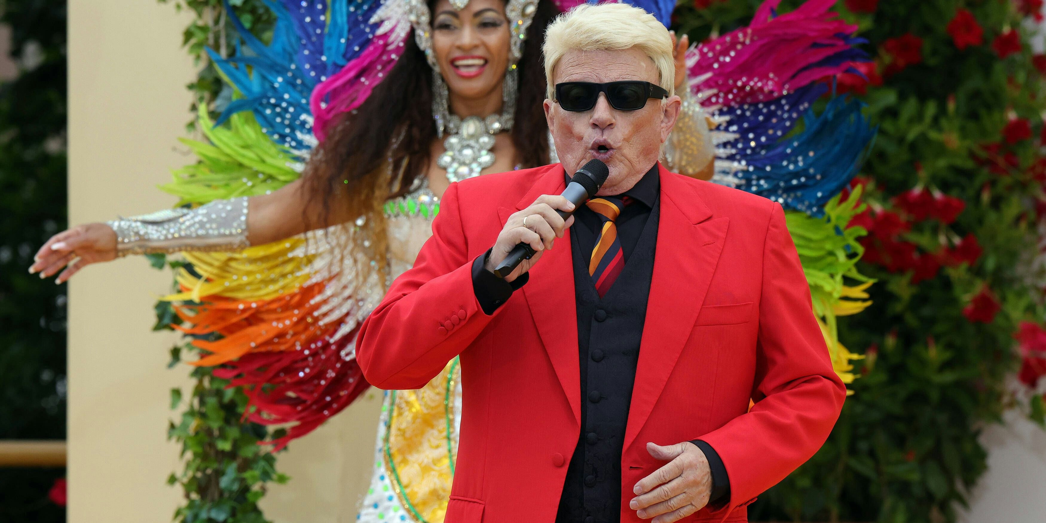 Immer wieder sonntags 2021 - Folge 7 Auftritt des deutschen Schlagersängers Heino mit brasilianischer Tänzerin bei der ARD-Unterhaltungsshow Immer wieder sonntags. TV-Aufzeichnung vom 01.08.2021 im Europa Park Rust. Deutschland. *** Immer wieder sonntags 2021 episode 7 performance of the German pop singer Heino with Brazilian dancer at the ARD entertainment show Immer wieder sonntags TV recording of 01 08 2021 at Europa Park Rust Germany 