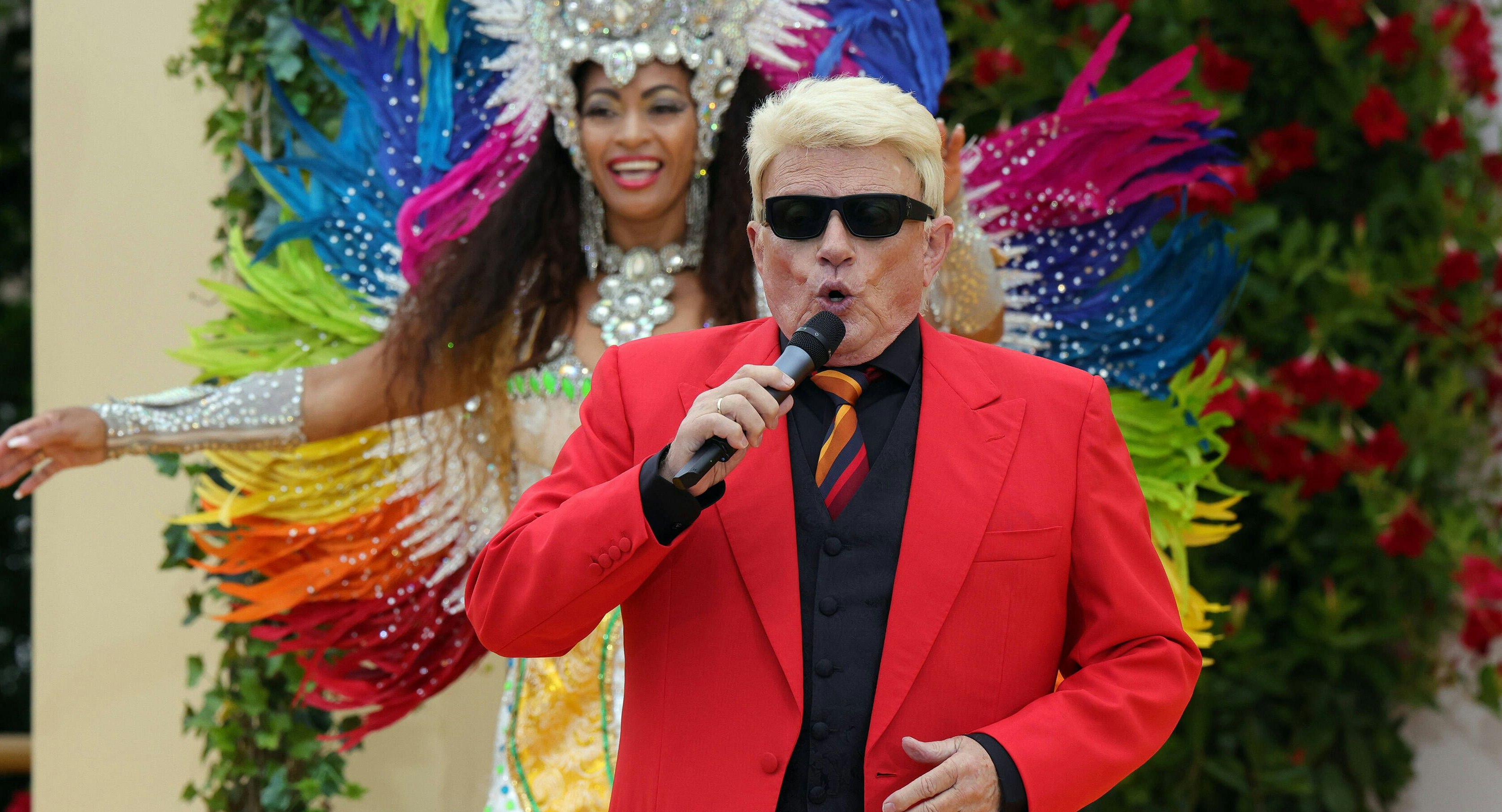 Immer wieder sonntags 2021 - Folge 7 Auftritt des deutschen Schlagersängers Heino mit brasilianischer Tänzerin bei der ARD-Unterhaltungsshow Immer wieder sonntags. TV-Aufzeichnung vom 01.08.2021 im Europa Park Rust. Deutschland. *** Immer wieder sonntags 2021 episode 7 performance of the German pop singer Heino with Brazilian dancer at the ARD entertainment show Immer wieder sonntags TV recording of 01 08 2021 at Europa Park Rust Germany 