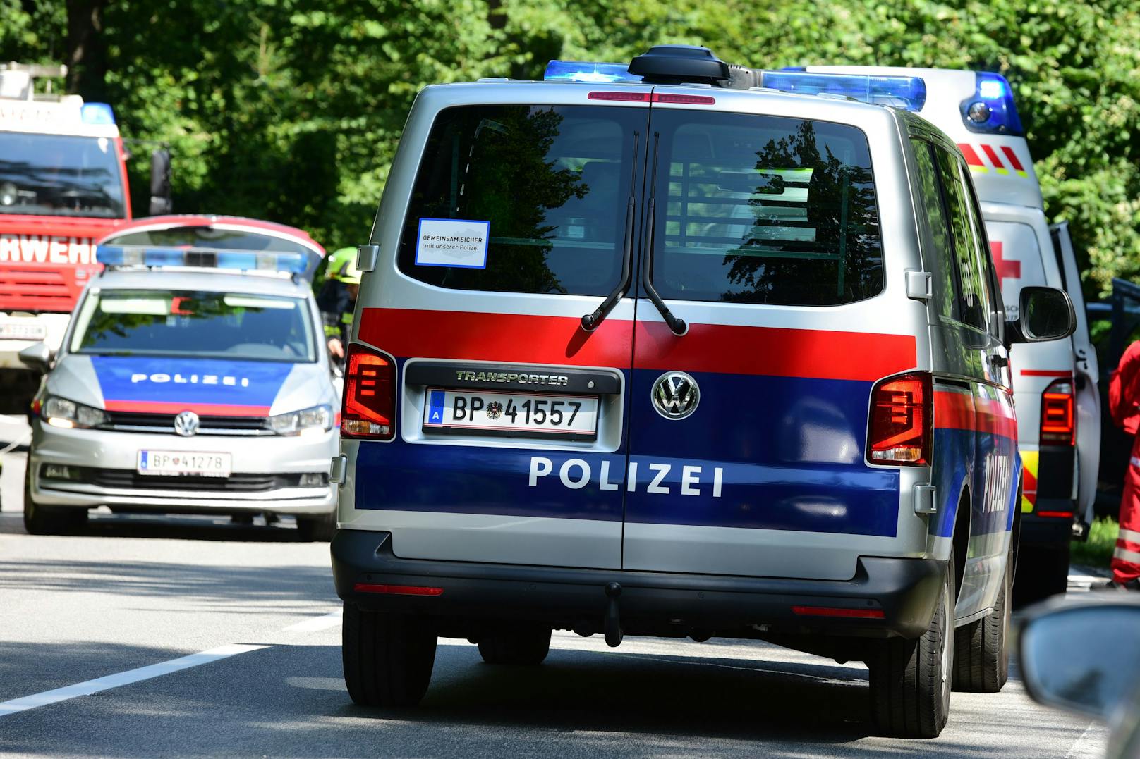Die Polizei fand die Alkolenkerin im Kramsacher Ortsteil Voldöpp am Straßenrand auf. (Symbolbild)