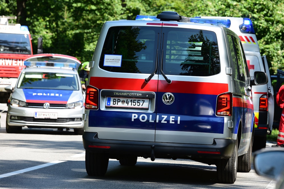 Die Polizei fand die Alkolenkerin im Kramsacher Ortsteil Voldöpp am Straßenrand auf. (Symbolbild)
