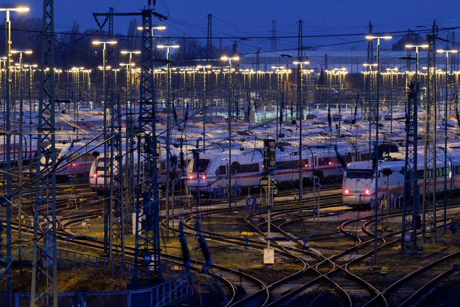 In Deutschland befinden sich die Mitarbeitenden der Deutschen Bahn in einem Tarifkonflikt mit ihrem Arbeitgeber und anderen Zugunternehmen.