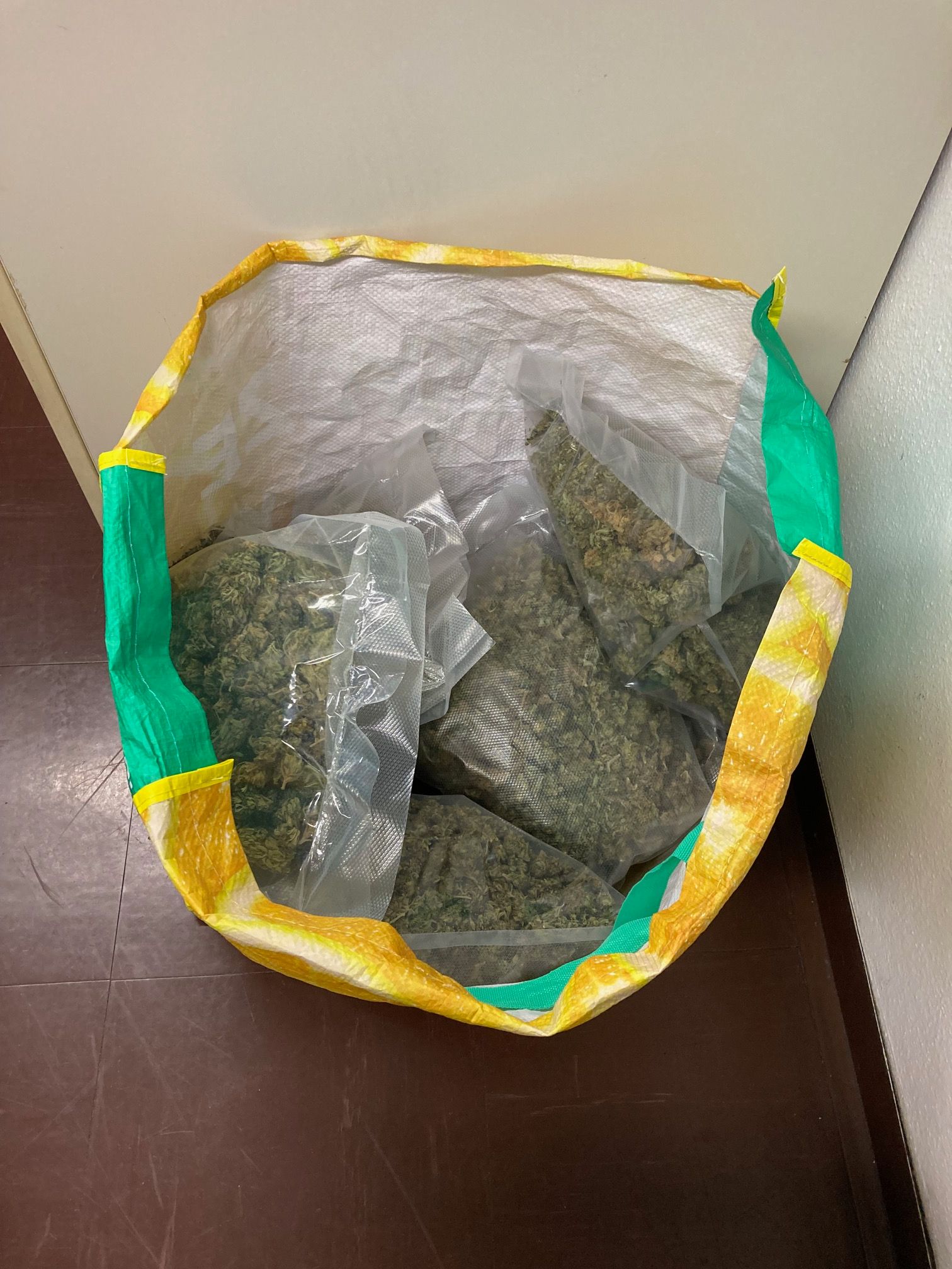 Die sechs Männer sollen Suchtgift im Wert von mehreren hunderttausend Euro verkauft haben.