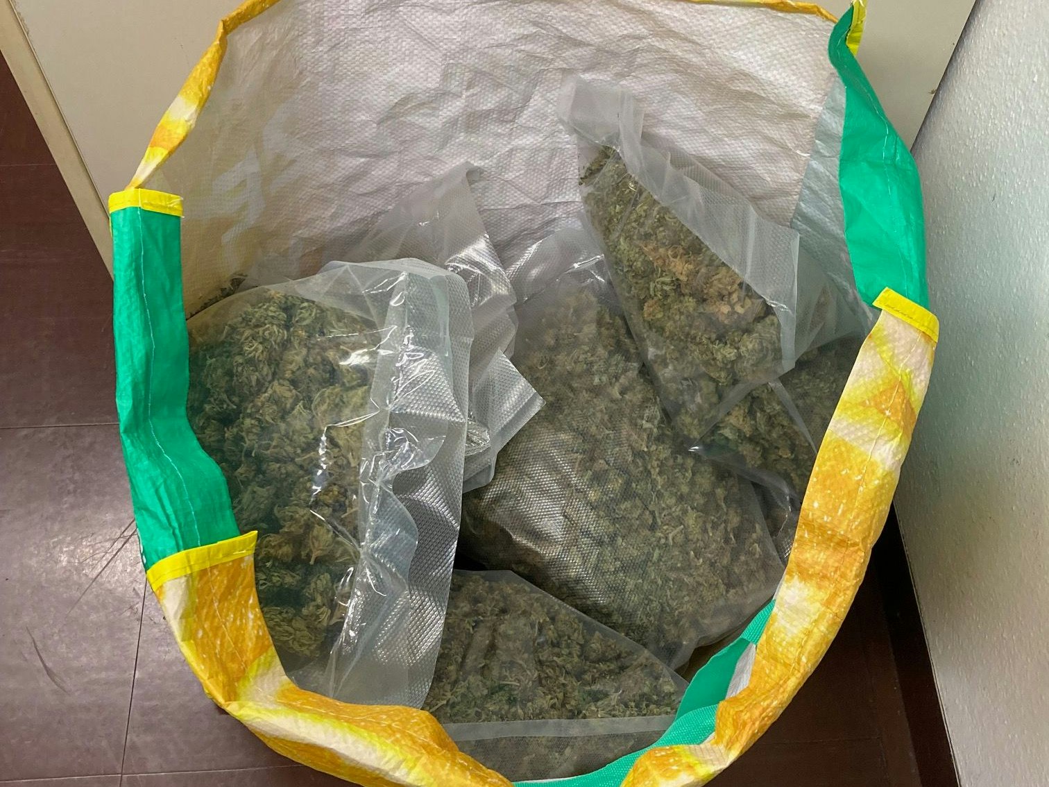 Die sechs Männer sollen Suchtgift im Wert von mehreren hunderttausend Euro verkauft haben.