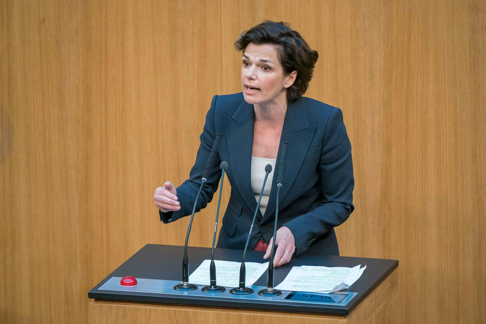 Pamela Rendi-Wagner bei einer Nationalratssitzung am 29. März. Ihre SPÖ wittert nun eine Aufweichung des Kündigungsschutzes.