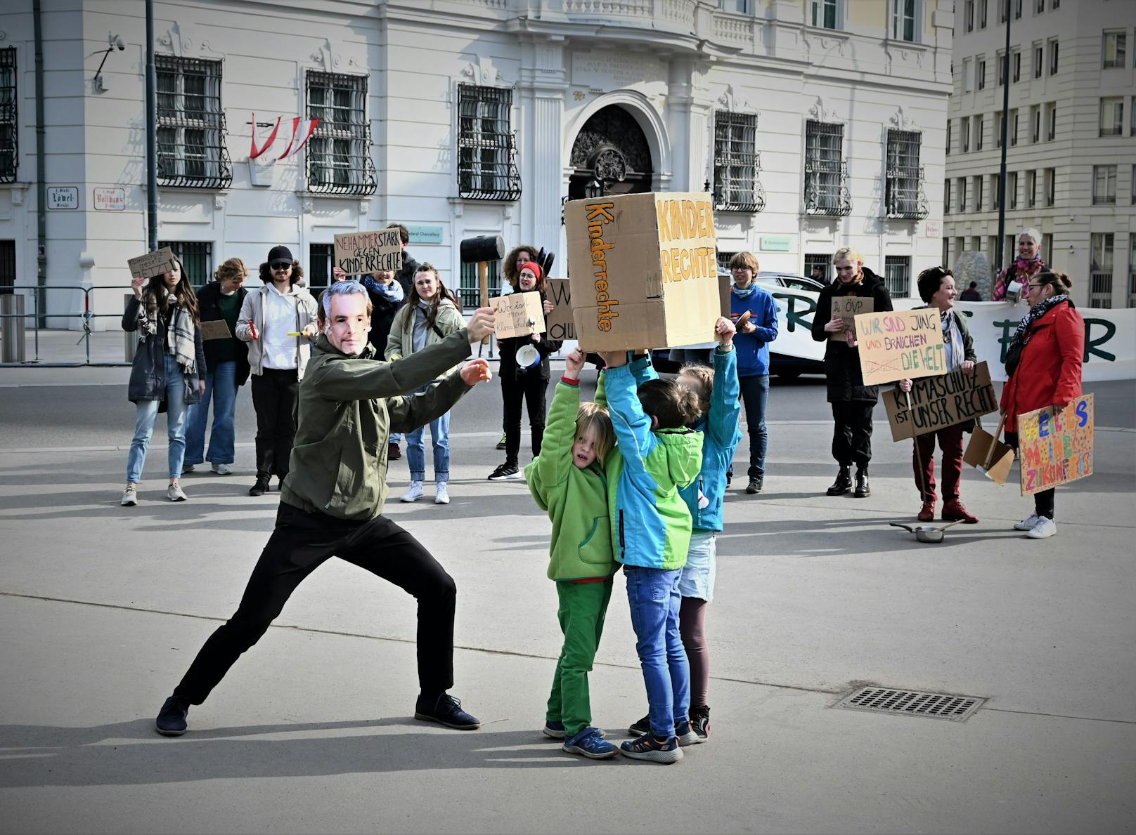 Auch die Kinderrechte in Österreich würden "in katastrophalem Ausmaß missachtet", so Fridays For Future Austria.
