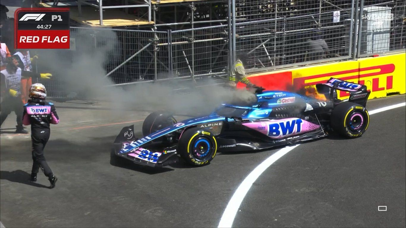 Aus dem Heck von Pierre Gaslys Alpine schlugen Flammen. 